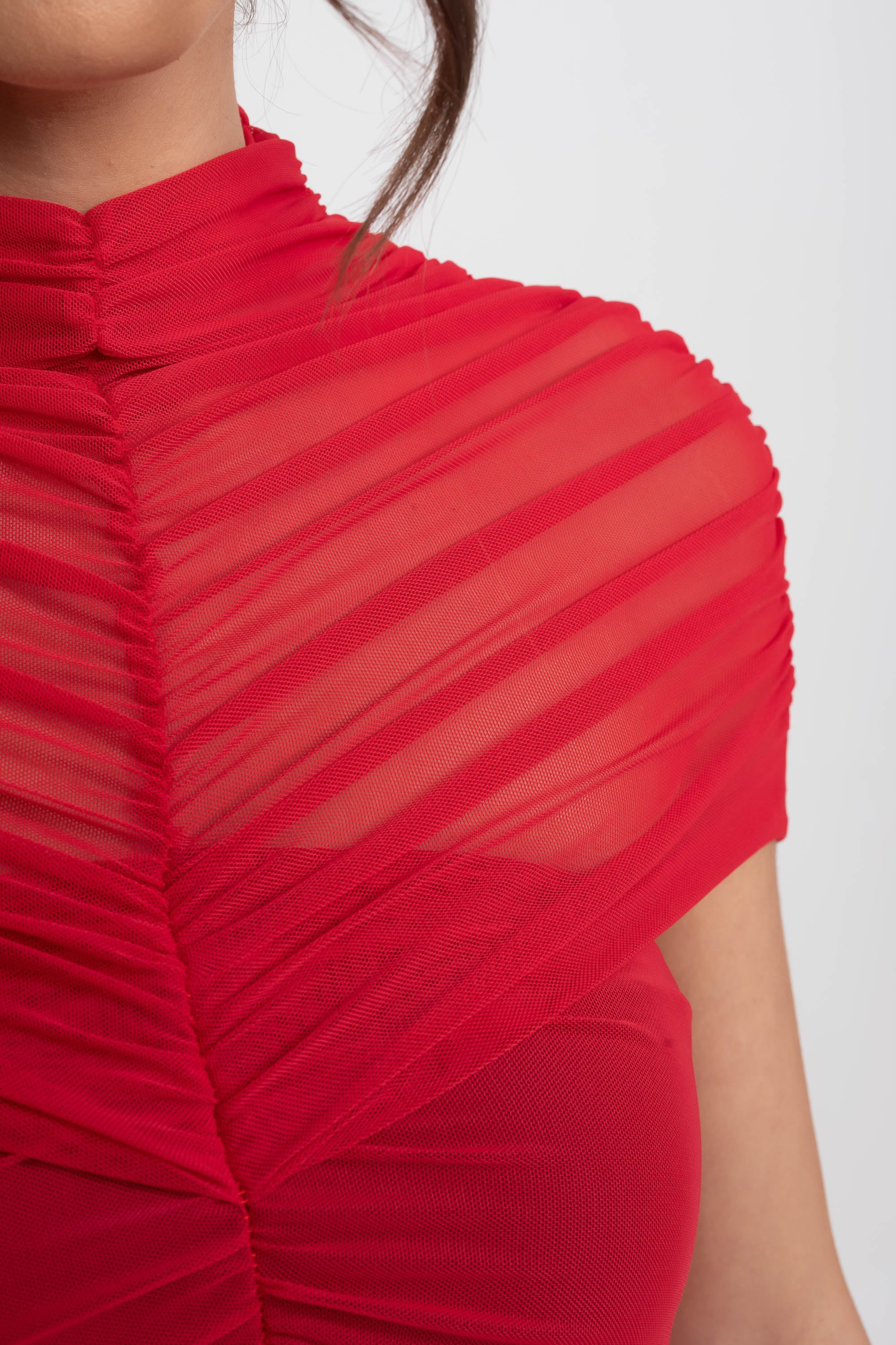 Maxikleid mit gerafftem Carmenausschnitt und Cut-Out an der Taille – Crimson