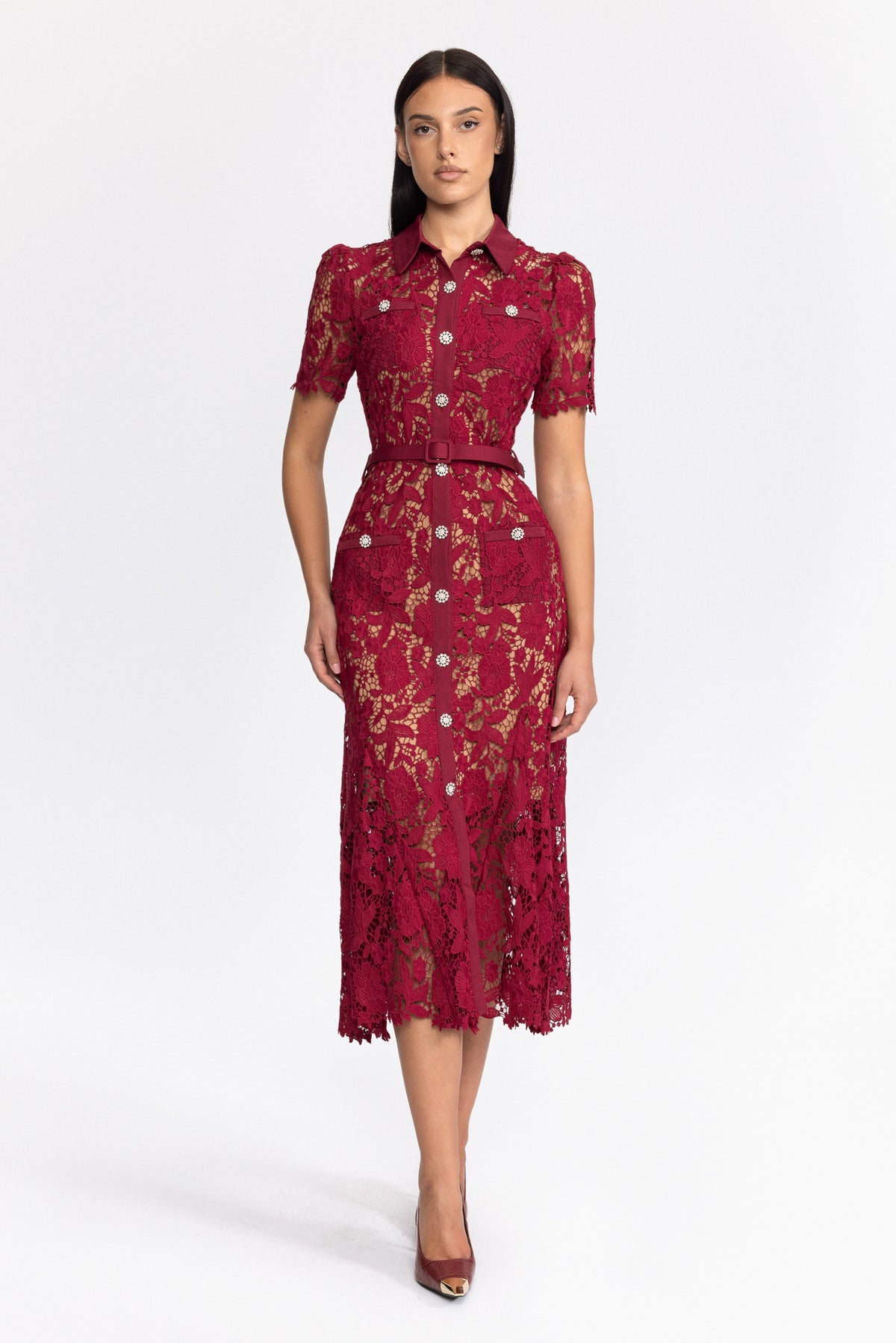Midi-Hemdblusenkleid aus Guipure-Spitze mit Kristallknöpfen – Weinrot