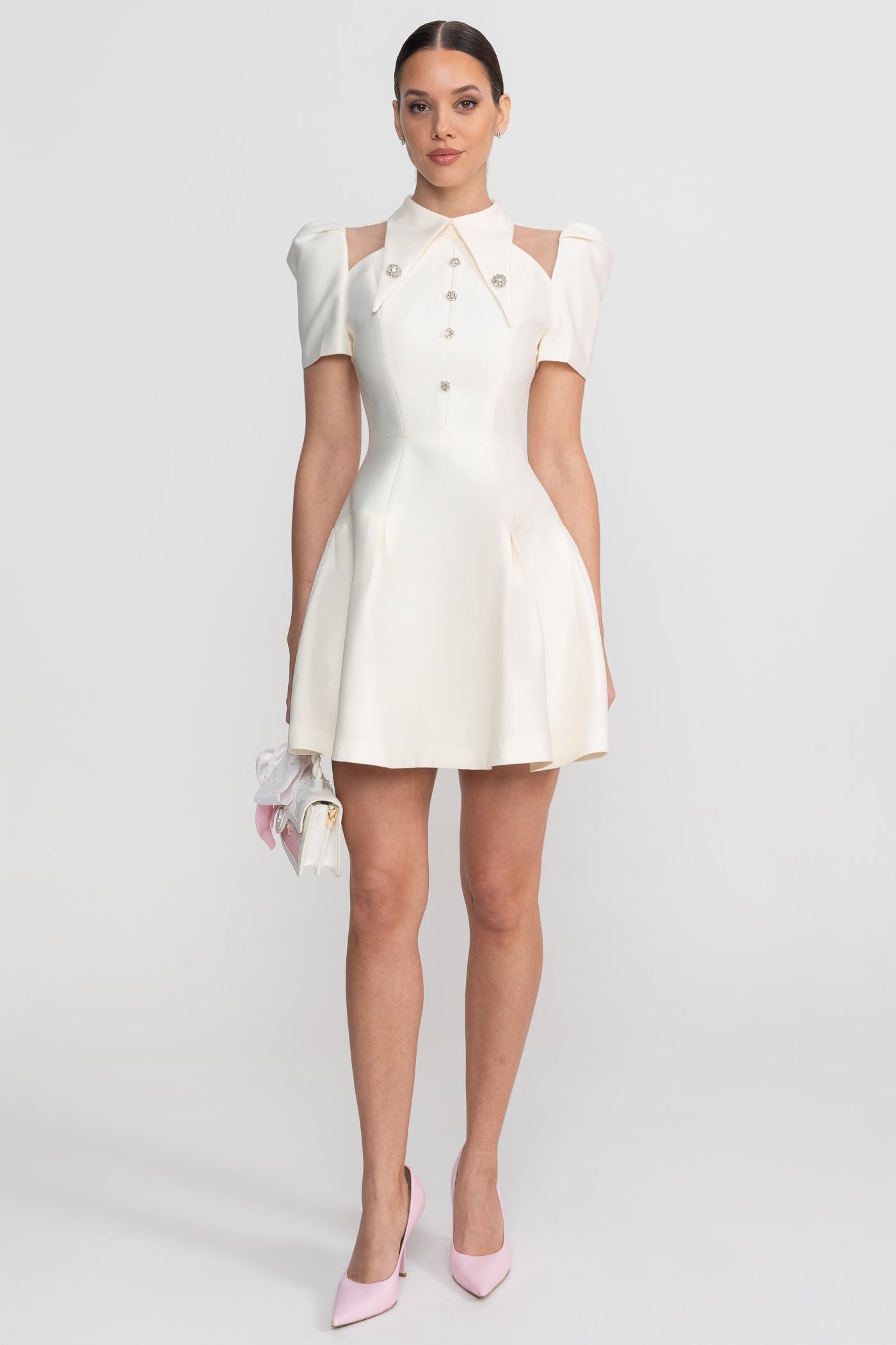 Mini-Kleid mit Puffärmeln, spitzem Kragen und Front mit Kristallknöpfen – Ivoire