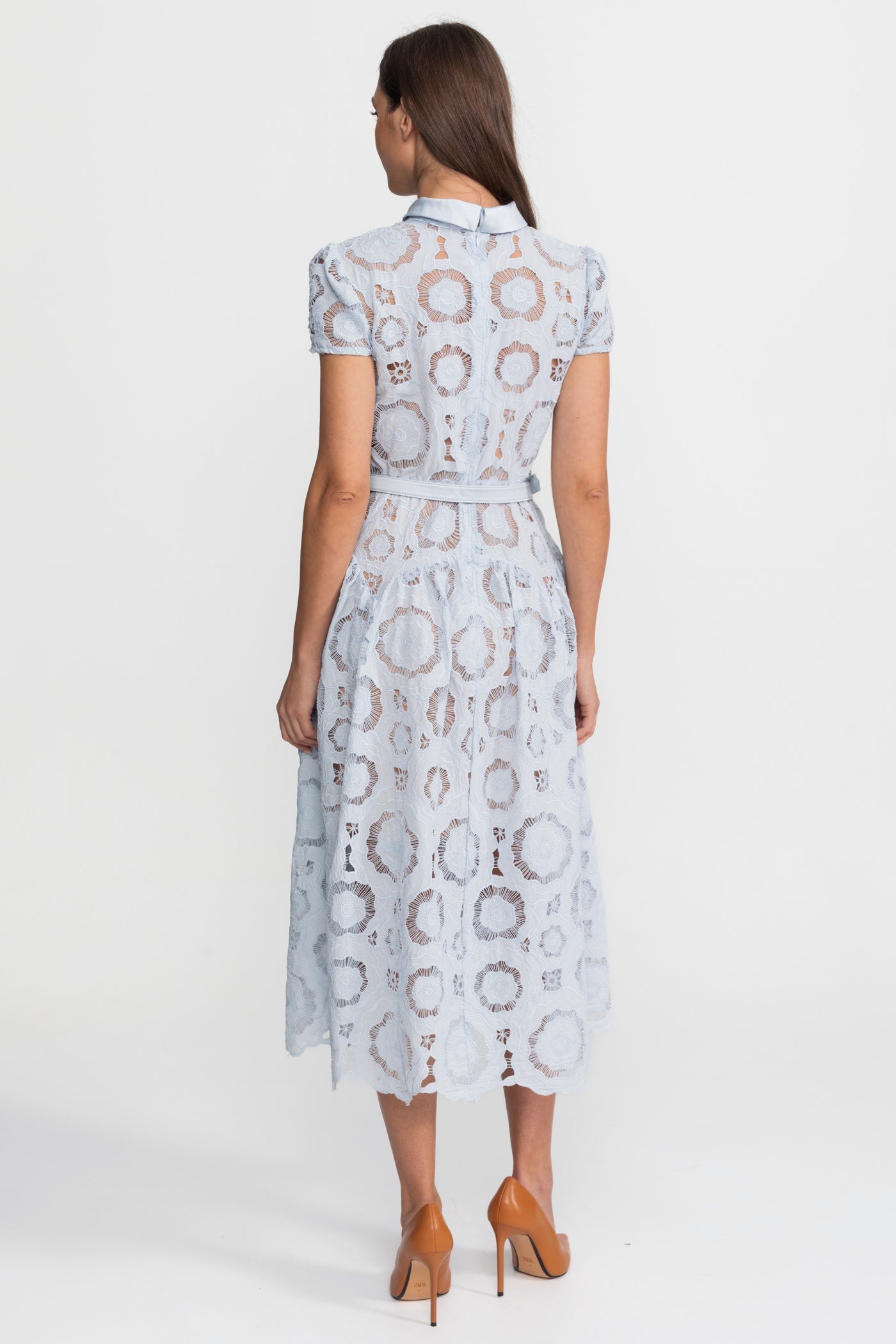 Midi-Kleid aus floraler Spitze mit tailliertem Gürtel – Light Blue