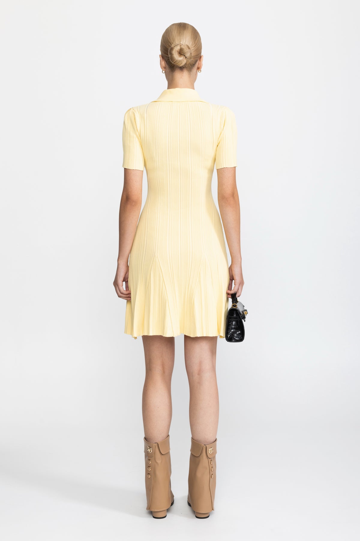 Geripptes Mini-Strickkleid mit Polokragen und goldenen Knöpfen - Gelb