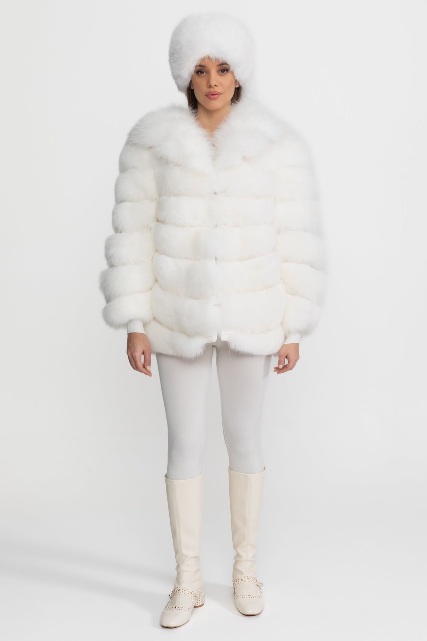 Gestufte Fuchsfelljacke mit übergroßem Schalkragen – Weiß