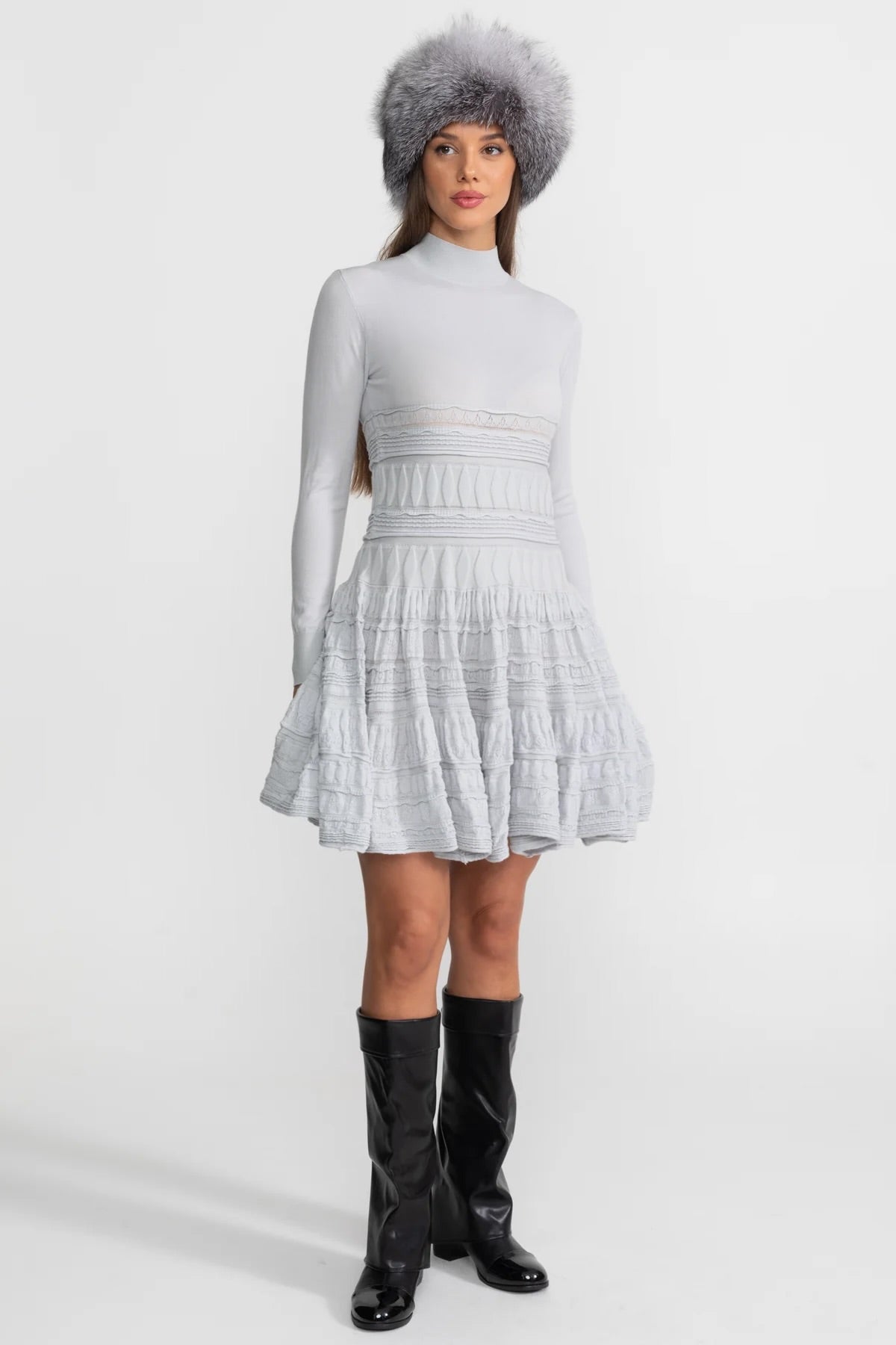 Strukturiertes Strick-Minikleid mit ausgestelltem Rock - Hellgrau