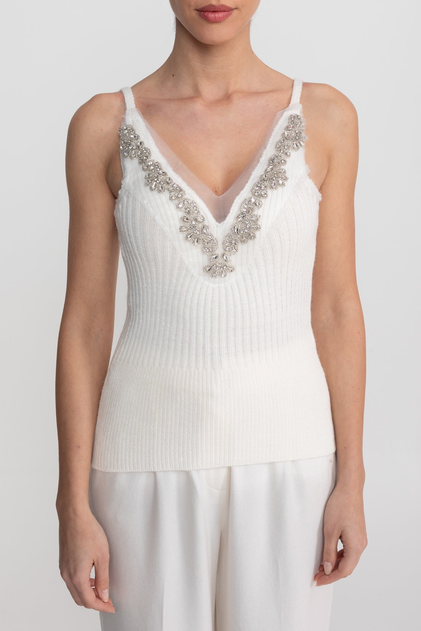 Strick-Zweiteiler mit Kristallverzierungen und Besatz an den Manschetten – Weiß