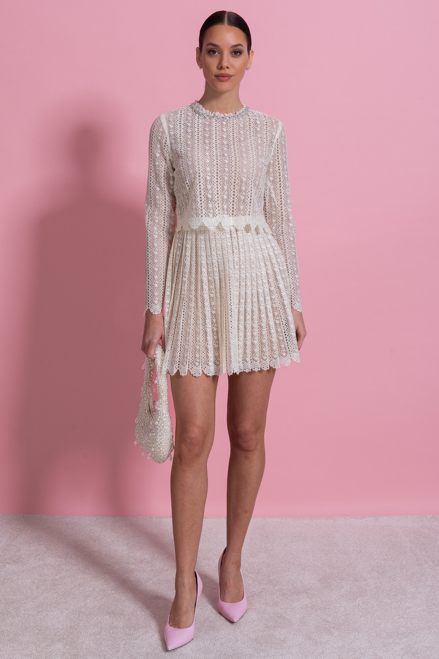 Spitzen-Minikleid mit hohem Ausschnitt und plissiertem Rock - Ivoire