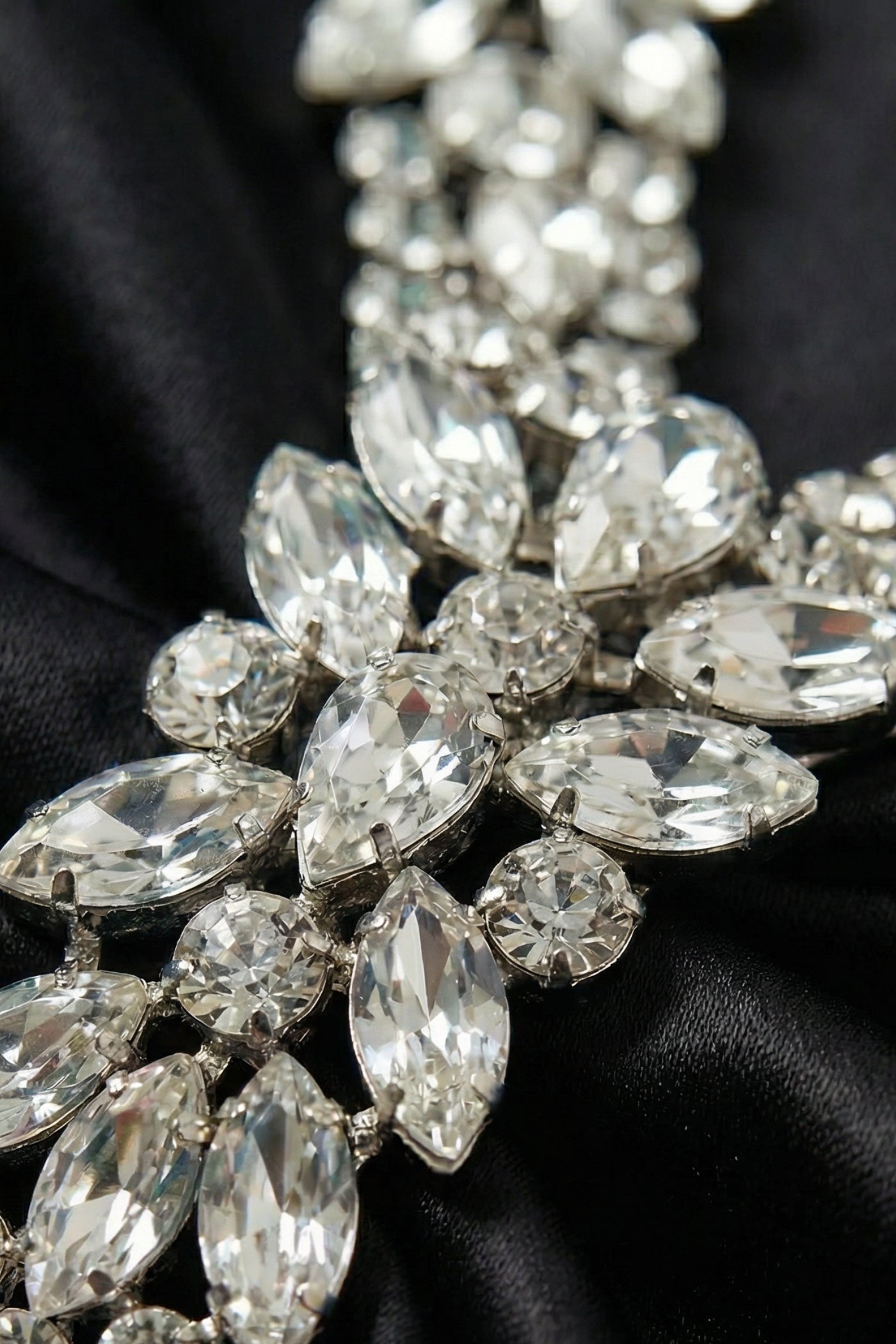 Verziertes Maxi-Kleid mit Schleifenkragen und Kristallträgern – Schwarz