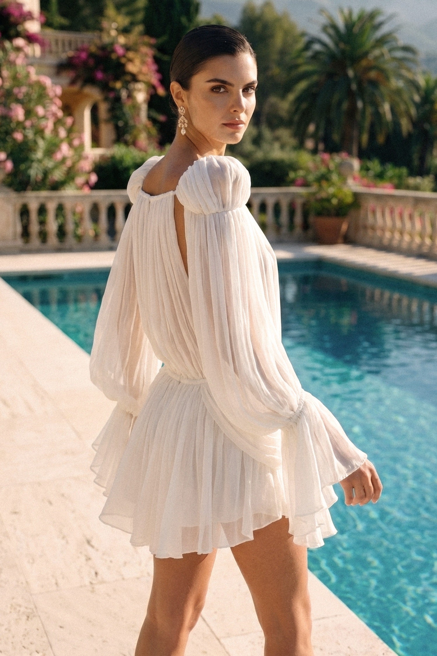 Transparentes, drapiertes Mini-Kleid mit Cape-Ärmeln und goldener Clip-Detailierung - Weiß