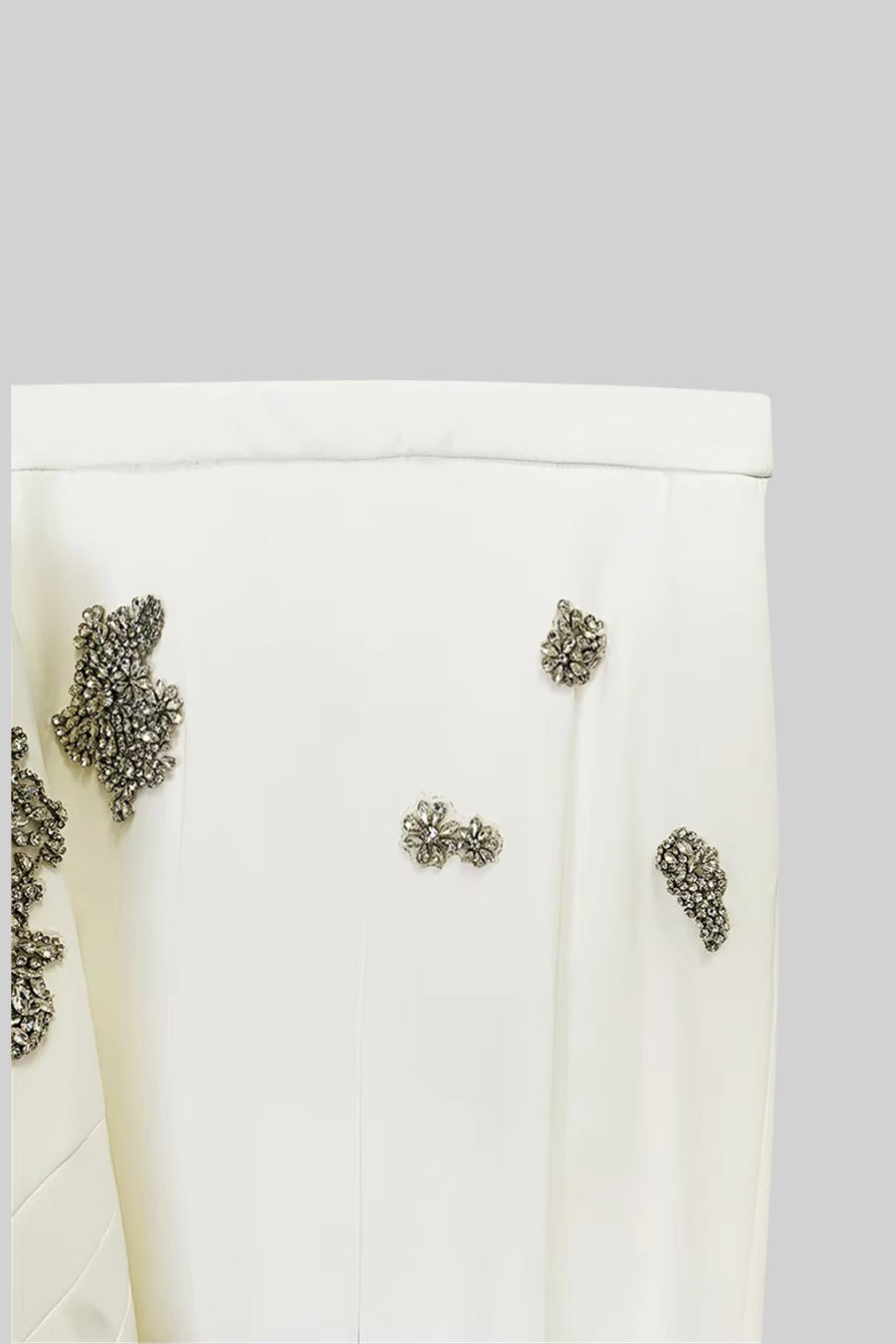 Veredelter Hosenanzug mit floraler Verzierung - Weiß