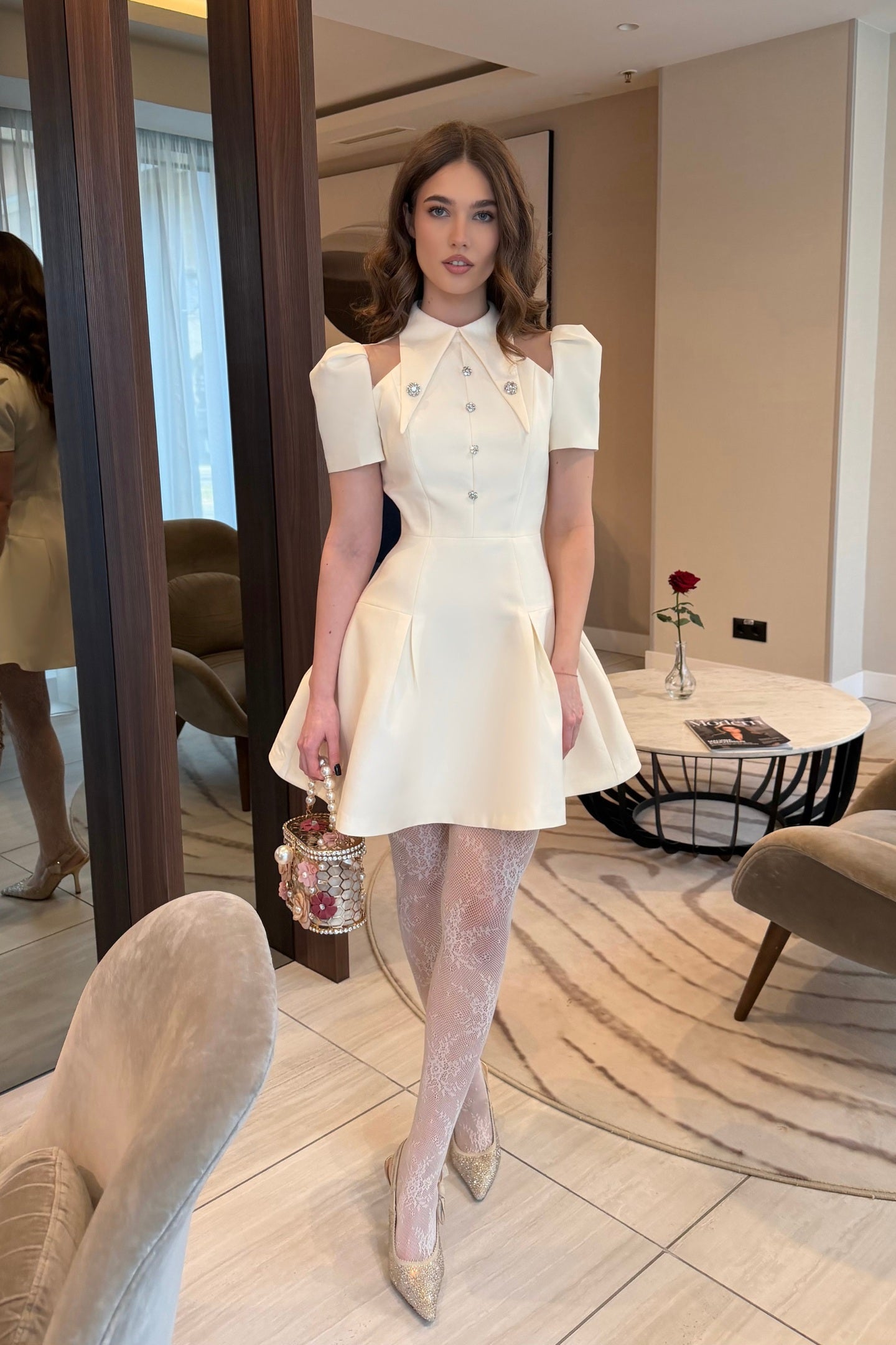 Mini-Kleid mit Puffärmeln, spitzem Kragen und Front mit Kristallknöpfen – Ivoire