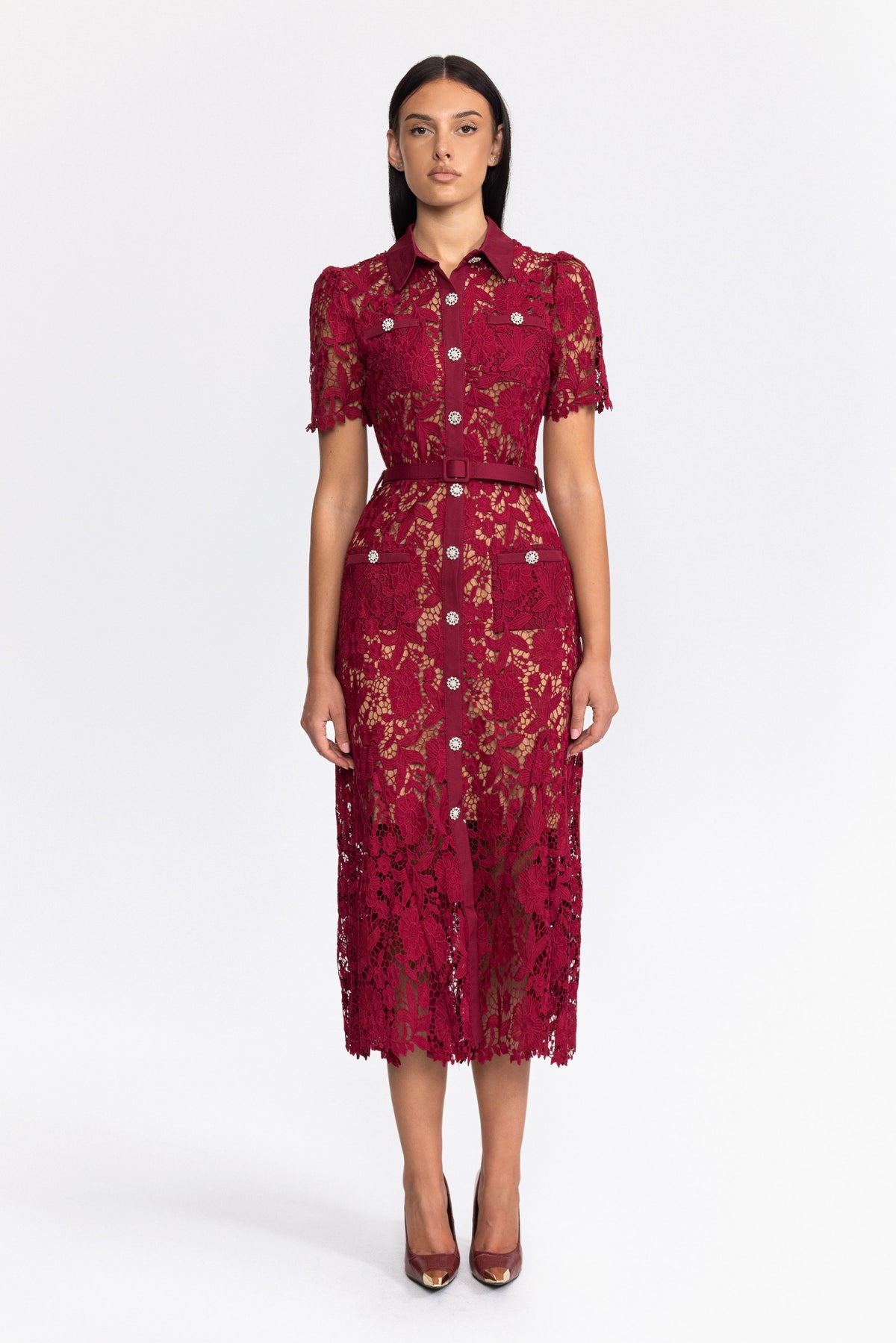 Midi-Hemdblusenkleid aus Guipure-Spitze mit Kristallknöpfen – Weinrot