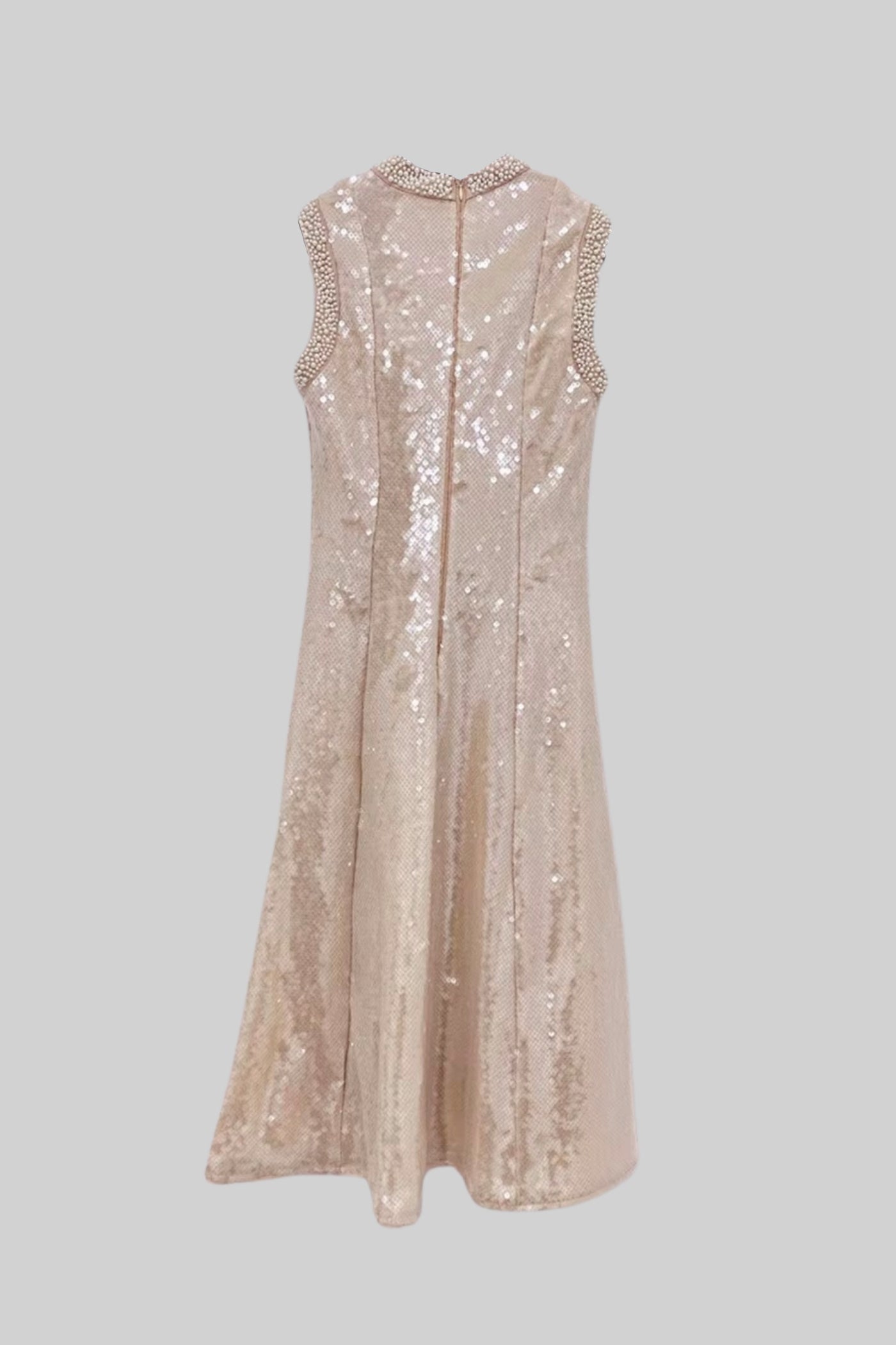 Elegantes Paillettenkleid mit weißen Perlenverzierungen – Beige
