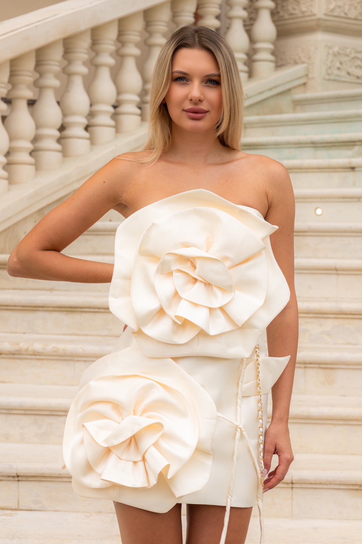 Kleid mit voluminösem Blumen-Design - Ivoire