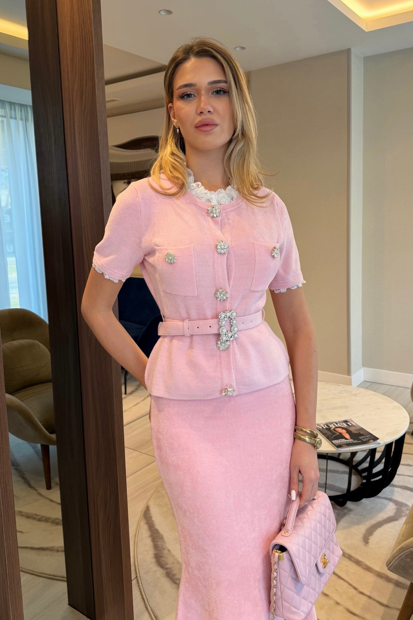 Kurzarm-Co-Ord mit Peplum-Taillierung und Gürtel mit Kristallknöpfen - Blush Pink