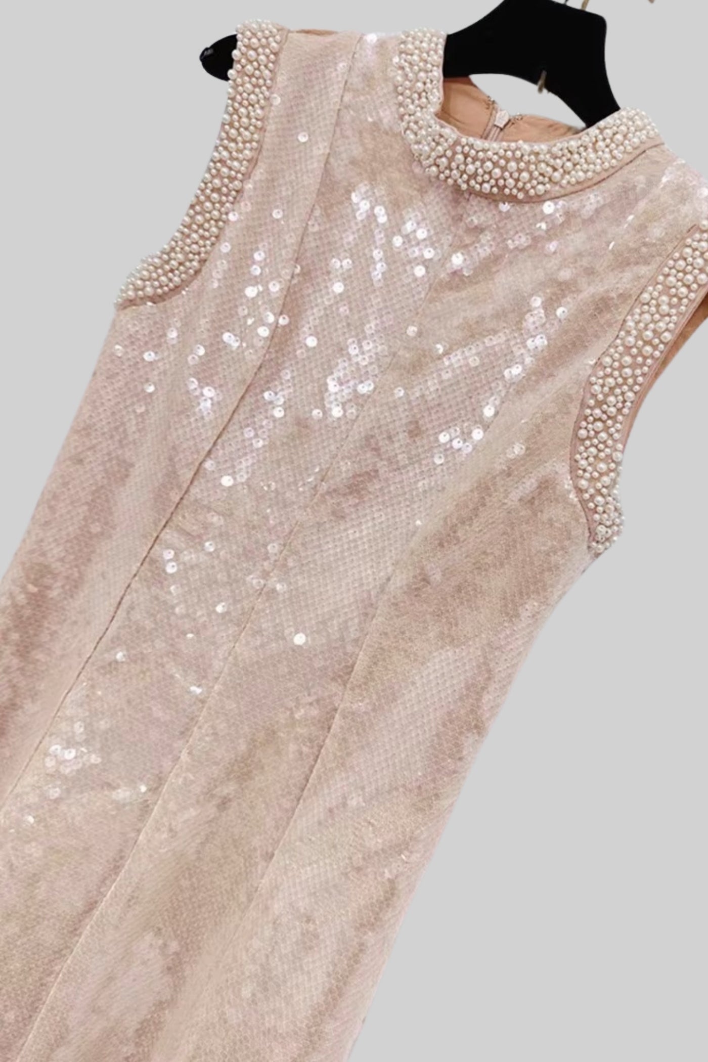 Elegantes Paillettenkleid mit weißen Perlenverzierungen – Beige