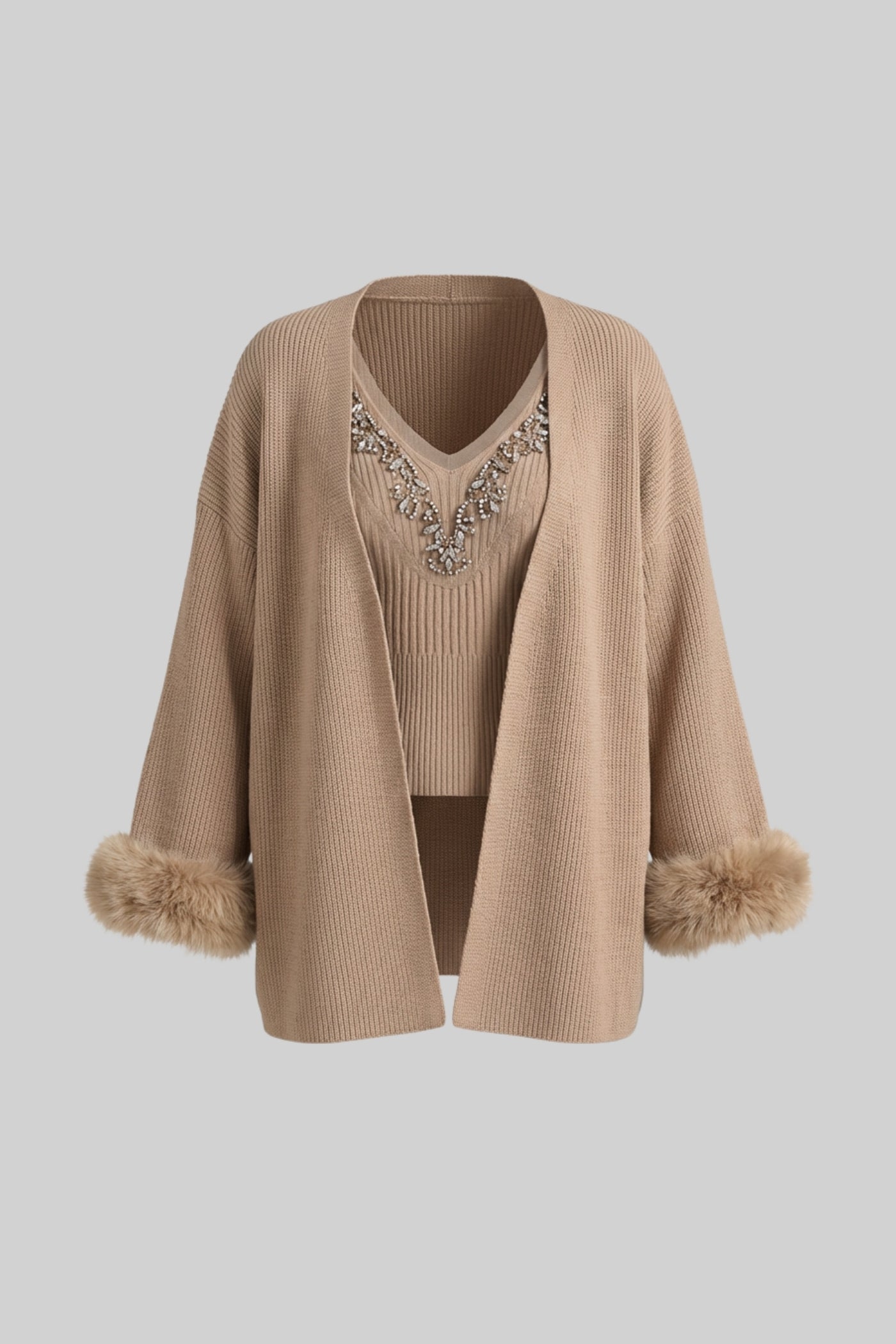 Strick-Zweiteiler mit Kristallverzierungen und Besatz an den Bündchen - Beige