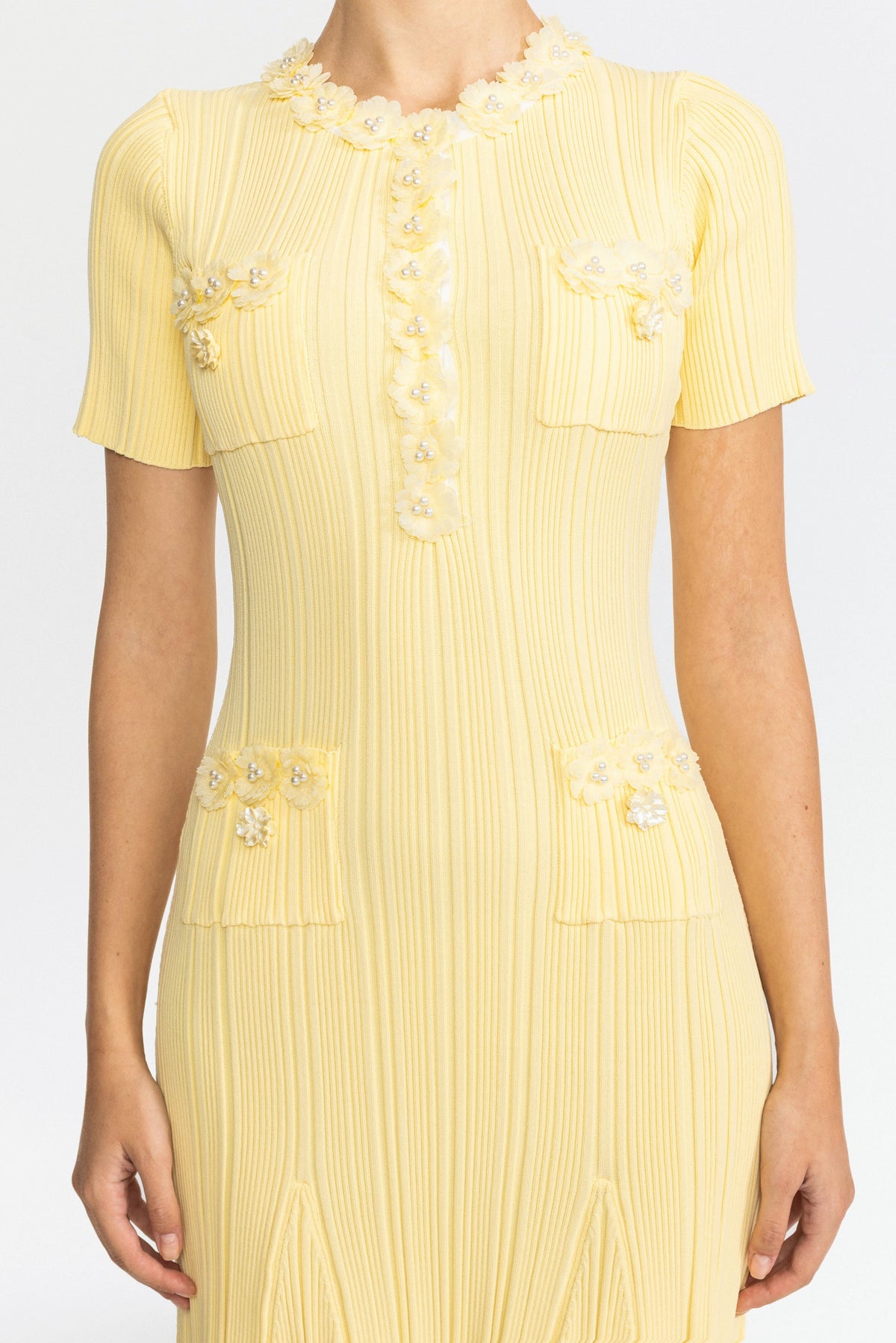 Geripptes Midikleid aus Strick mit Blumenapplikation – Gelb