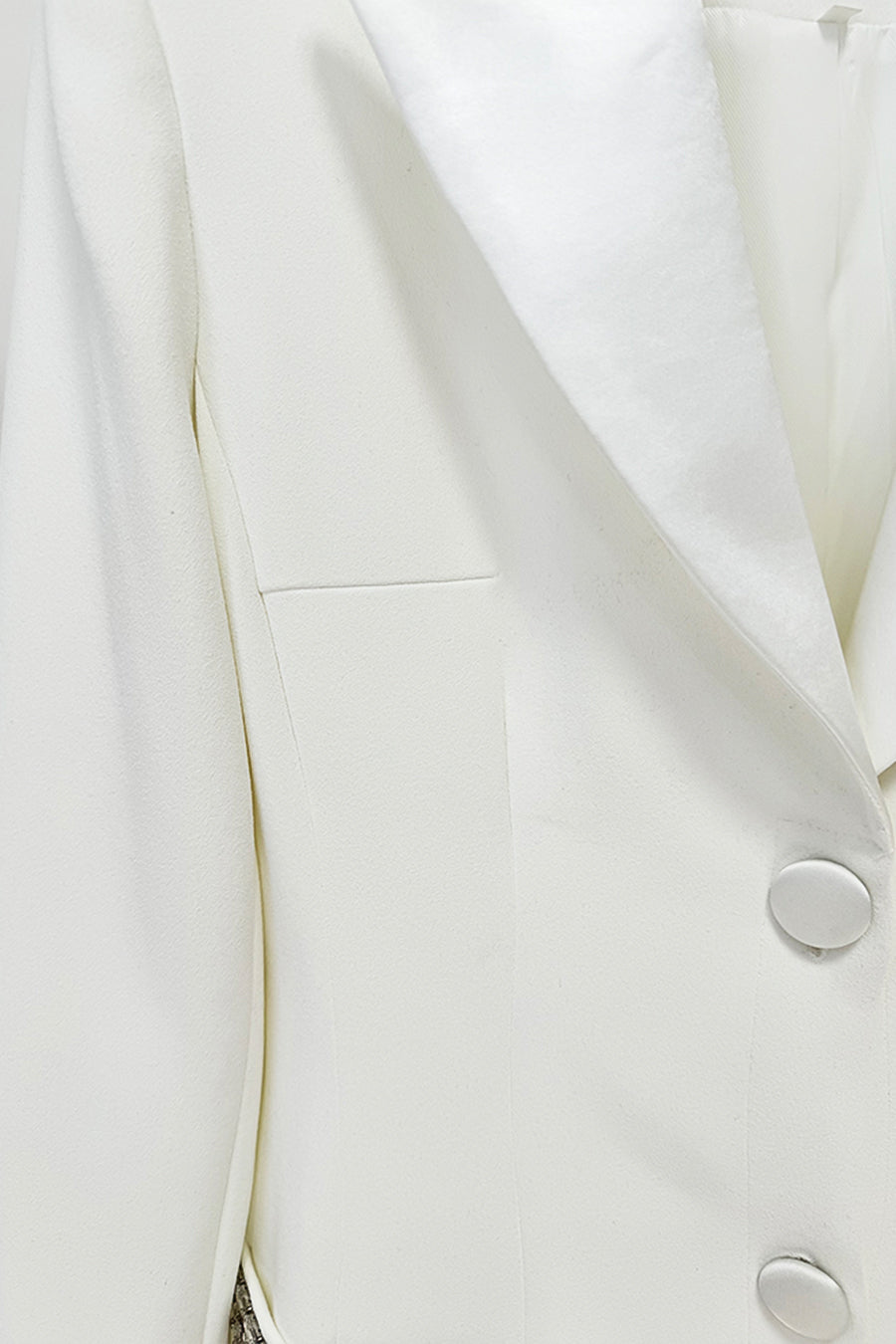 Langes Kleid mit Silhouette, Revers und Kristalldetails – Weiß