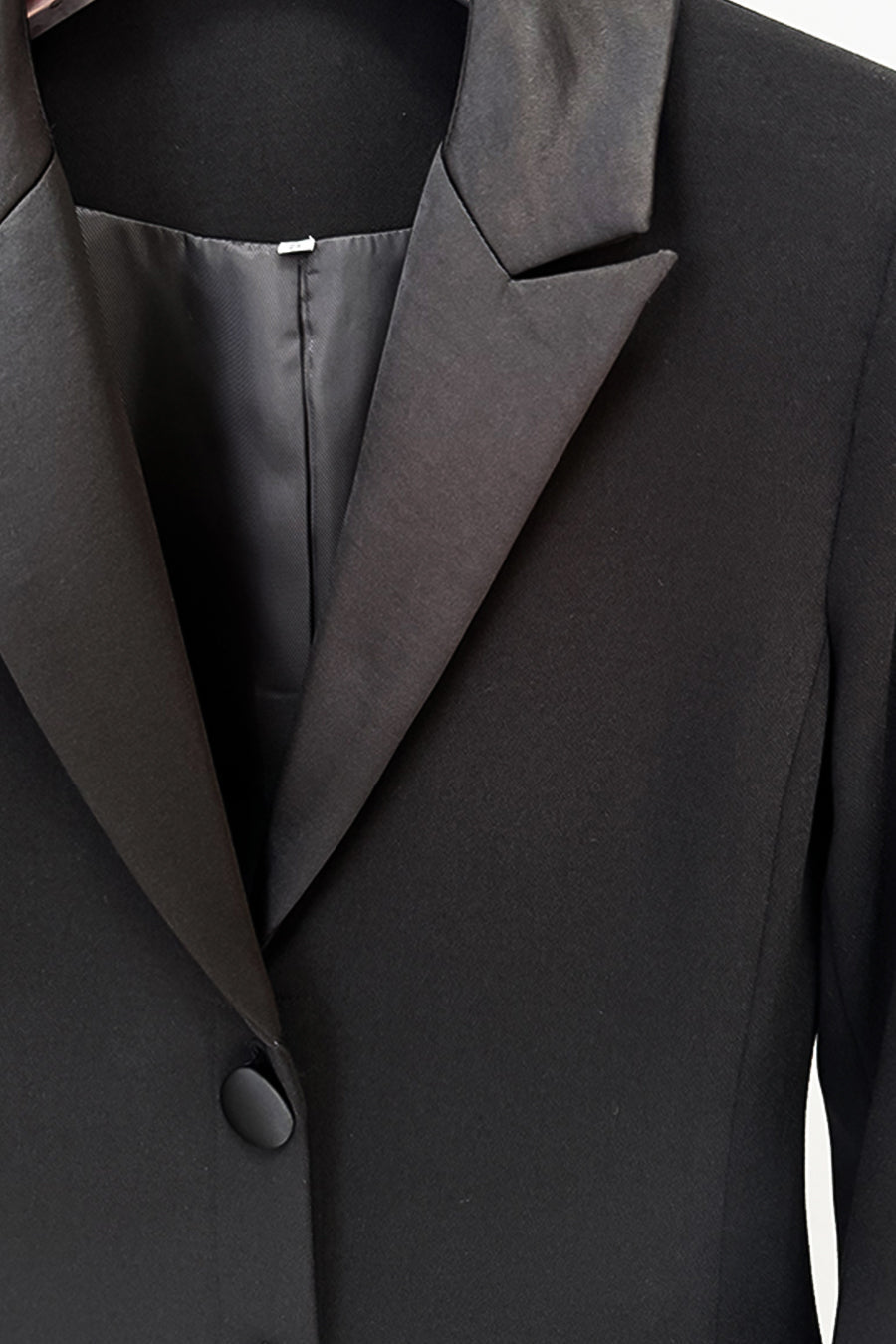 Langes Silhouettenkleid mit Revers und Kristalldetails – Schwarz