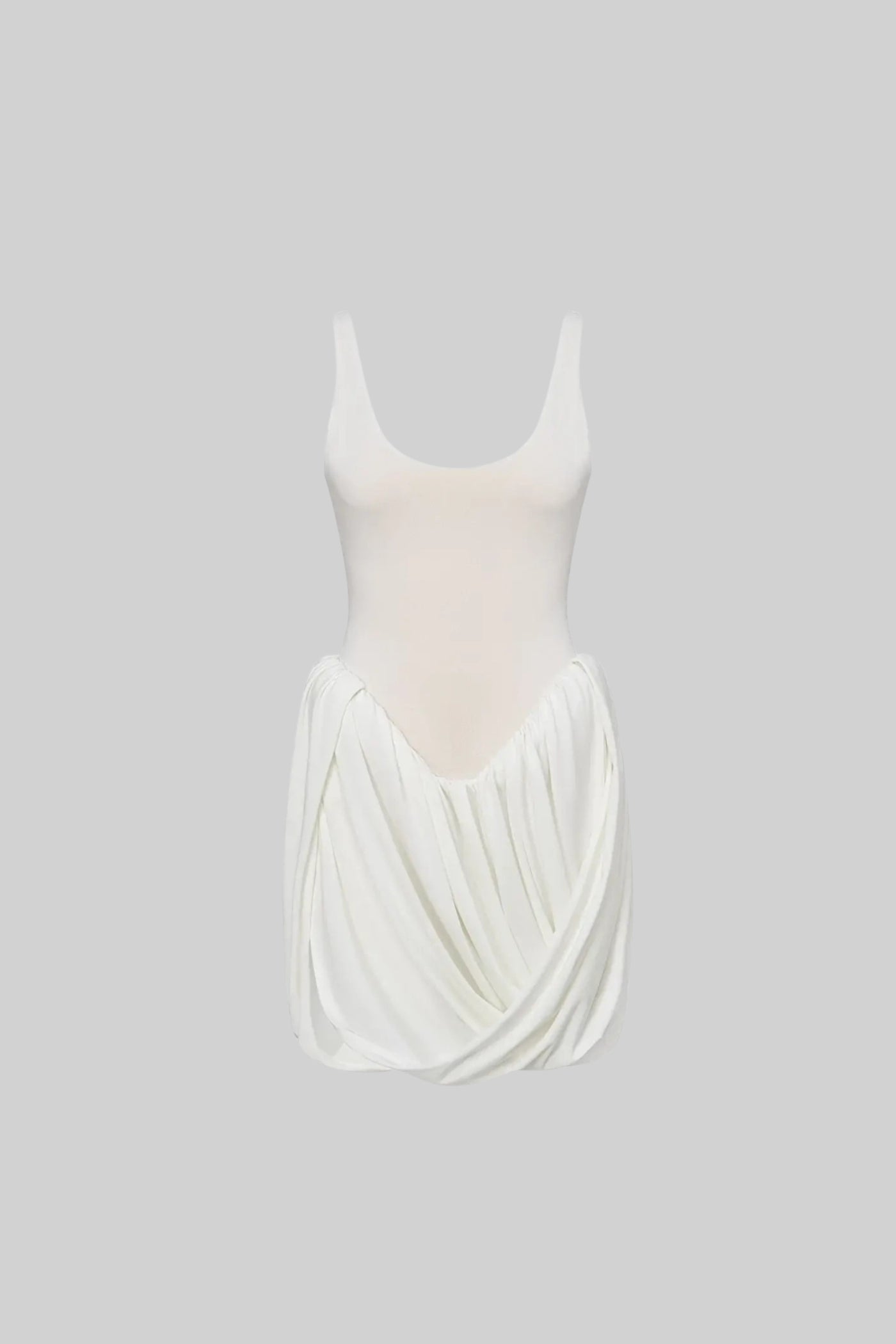 Drapiertes Minikleid mit skulpturalem Rock und seitlichem Schlitz – Weiß