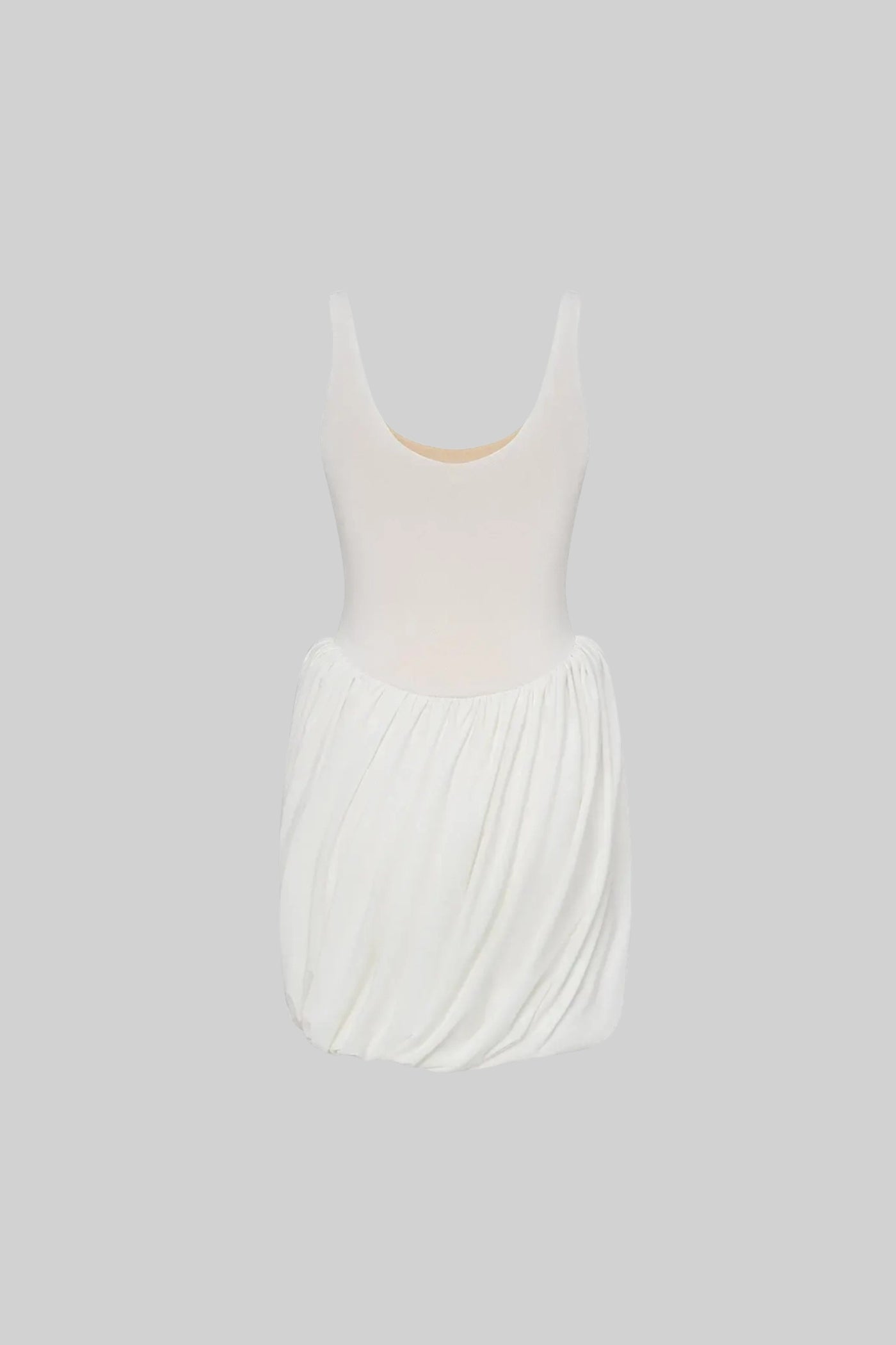 Drapiertes Minikleid mit skulpturalem Rock und seitlichem Schlitz – Weiß
