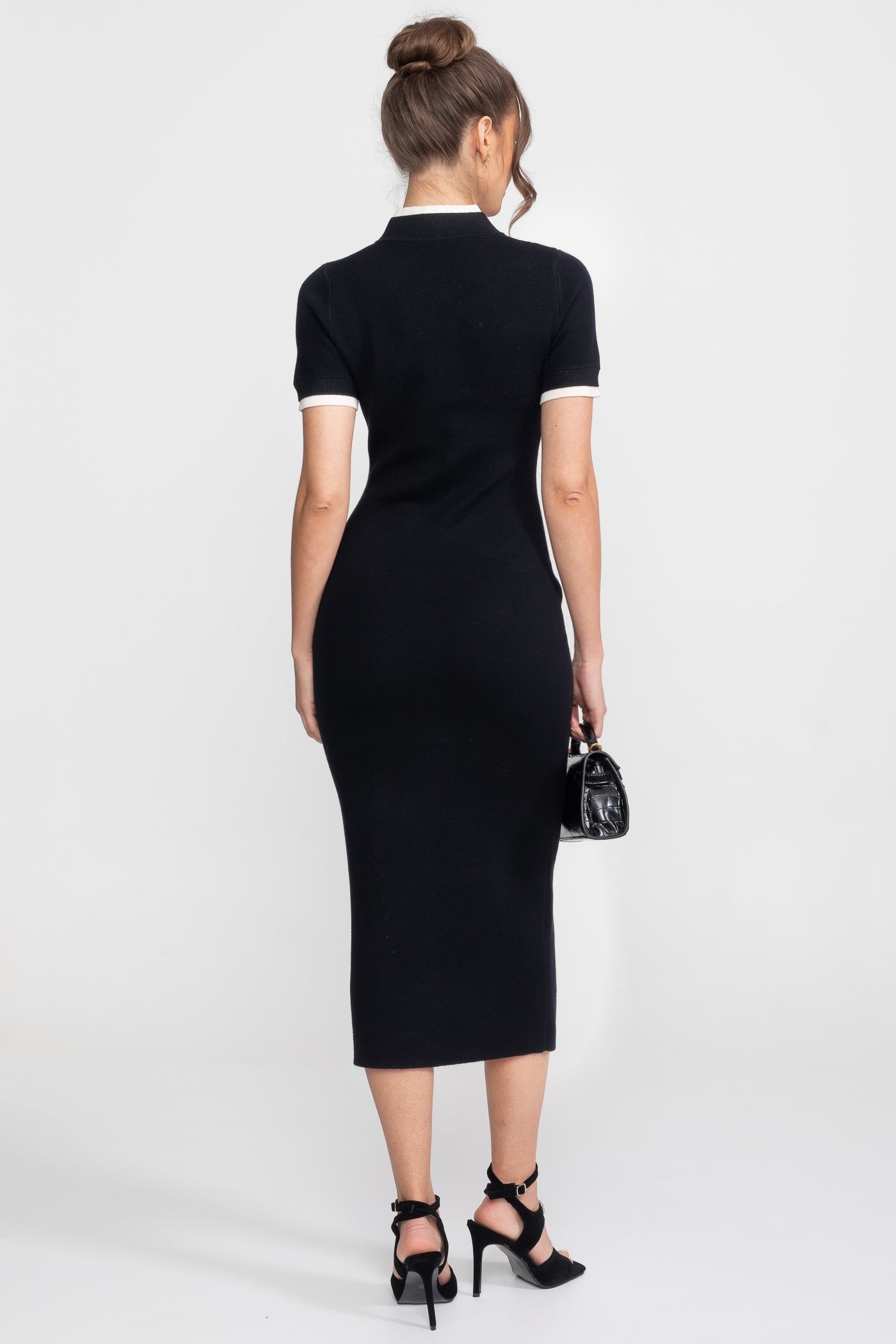 Geripptes Strick-Midi-Kleid mit kontrastierender Borte und dekorativen Taschen - Schwarz