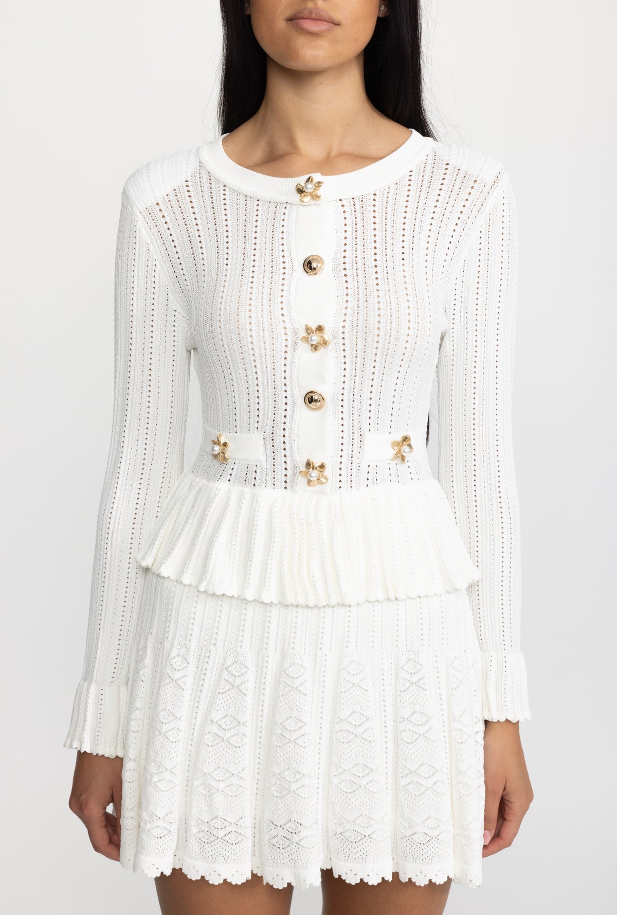 Pointelle-Strick-Minikleid mit Schößchen und Blumenknöpfen - Weiß