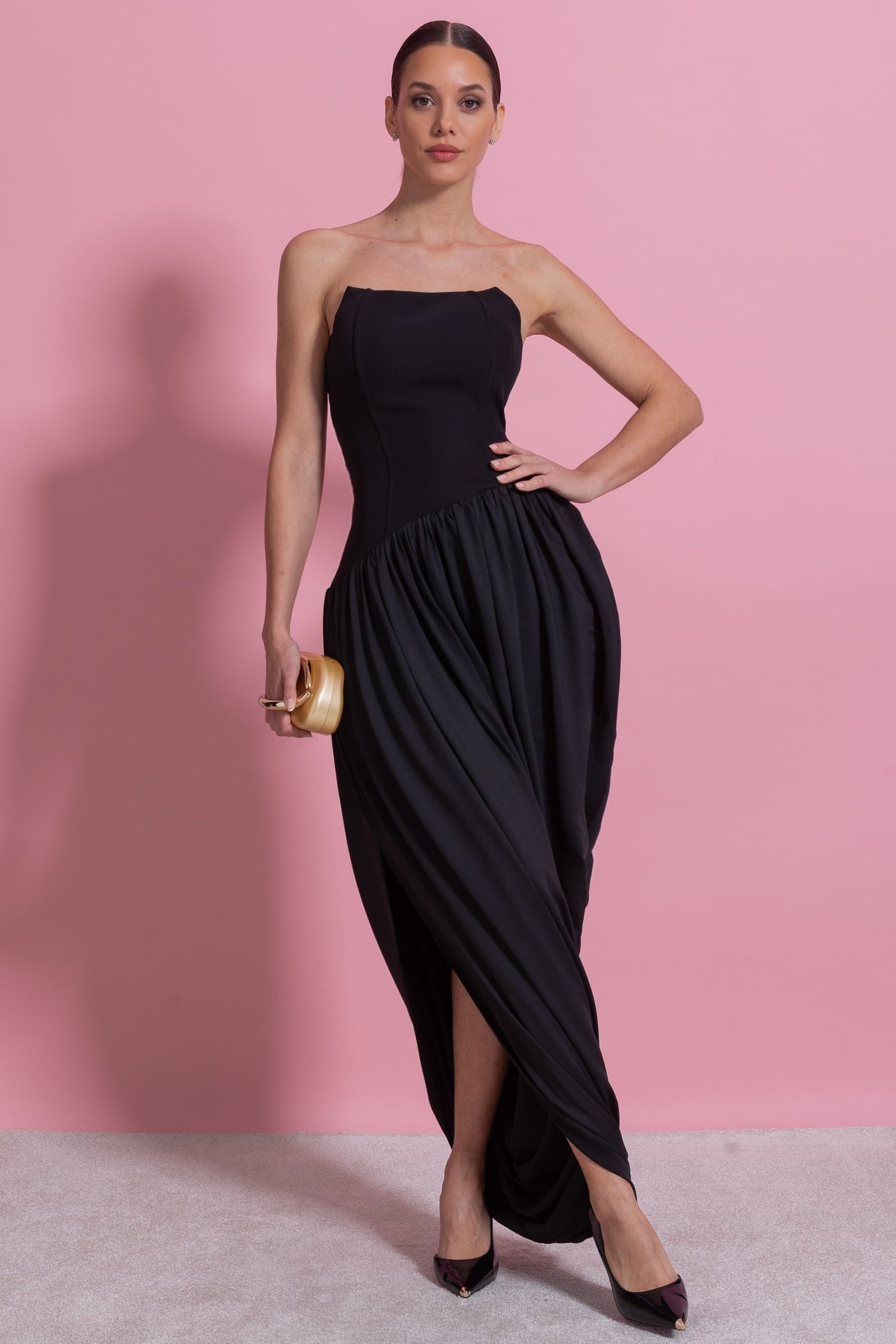 Trägerloses Maxikleid mit asymmetrisch drapiertem Rock - Schwarz