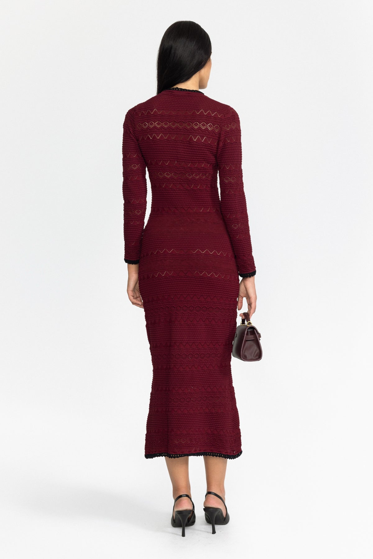 Midikleid aus Strick mit Häkelbesatz, Knopfleiste und Blumenbrosche - Weinrot