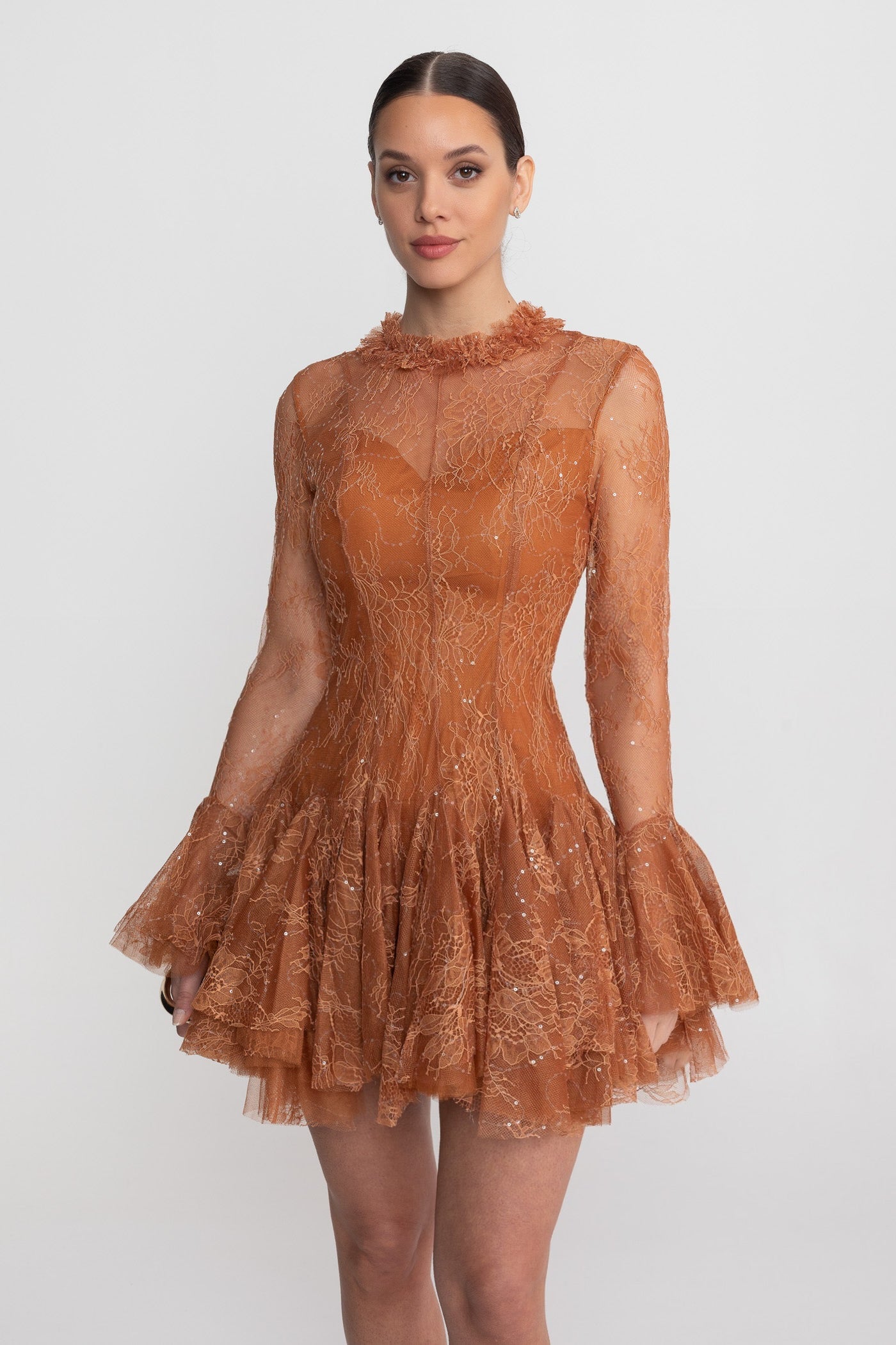 Transparentes Spitzen-Minikleid mit langen Ärmeln und gerafftem Saum - Rost
