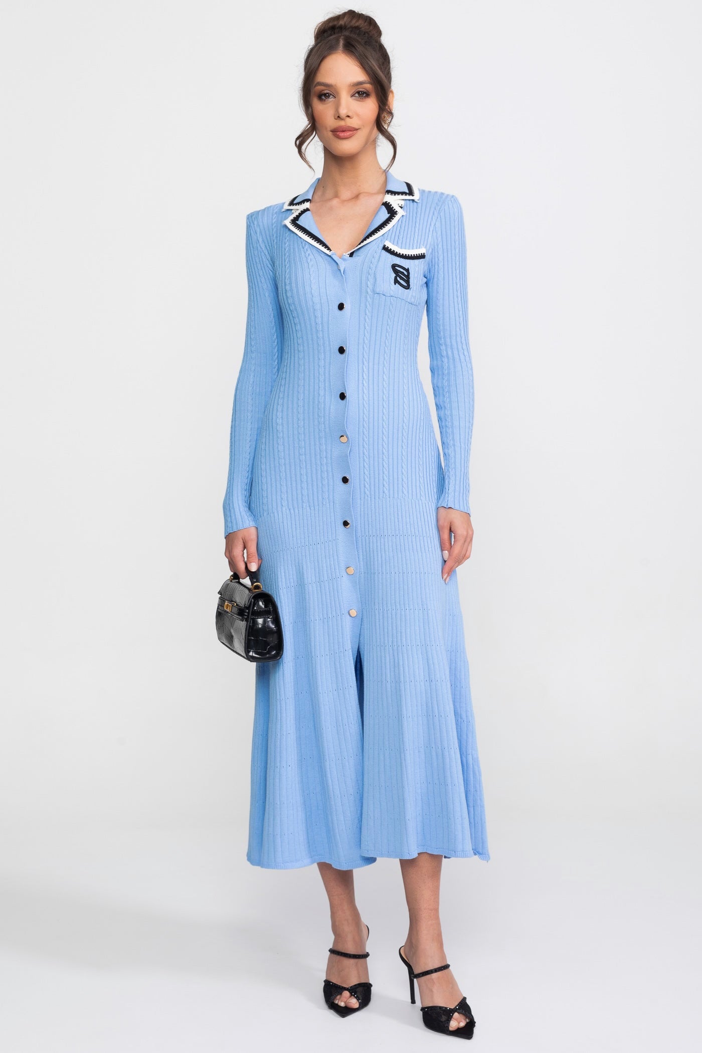 Strick-Midikleid mit langen Ärmeln, Polokragen und Monogramm-Patch – Blau