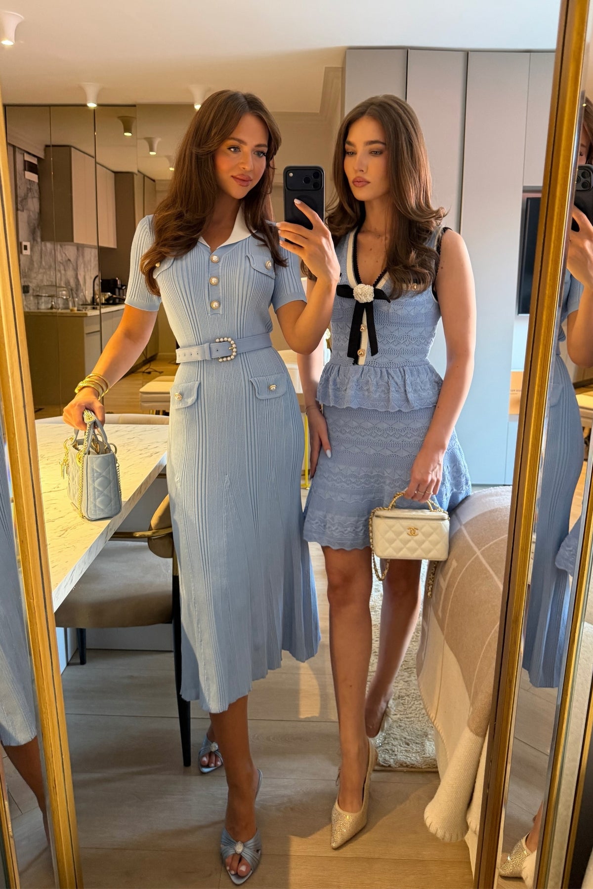 Peplum-Strick-Minikleid mit Kontrastbesatz und Schleife - Hellblau