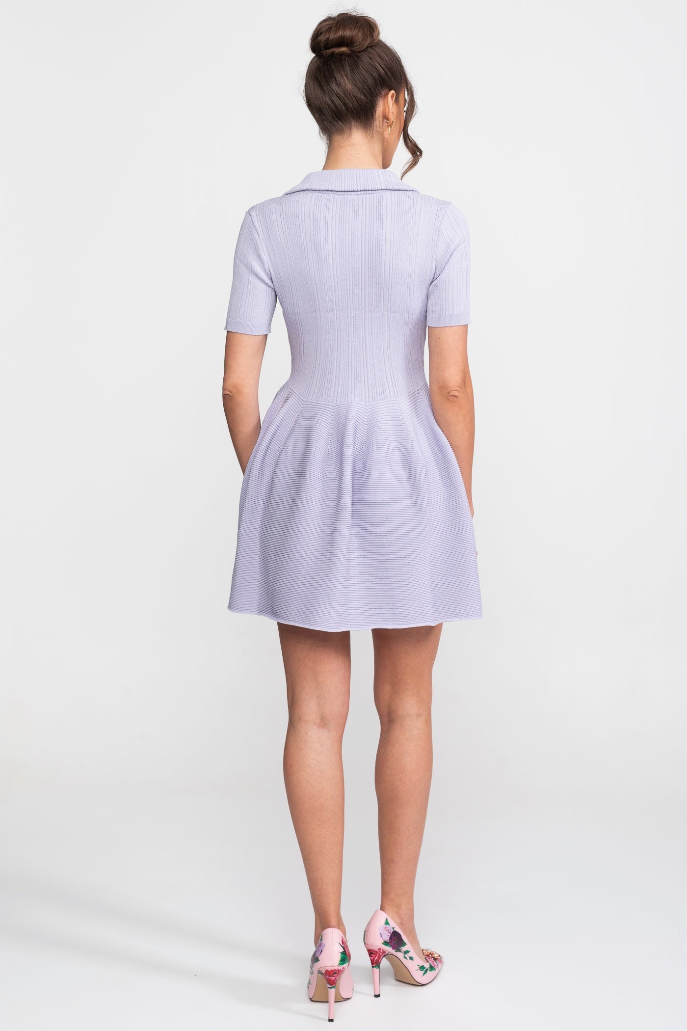 Geripptes Strick-Minikleid mit offenem Polokragen und Schmuckknöpfen - Lilac