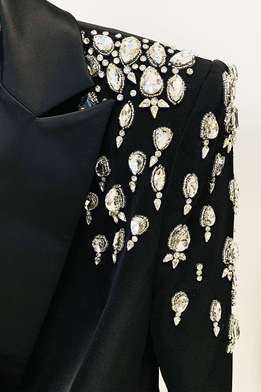 Eleganter Blazer mit diamantbesetzten Schultern – Schwarz