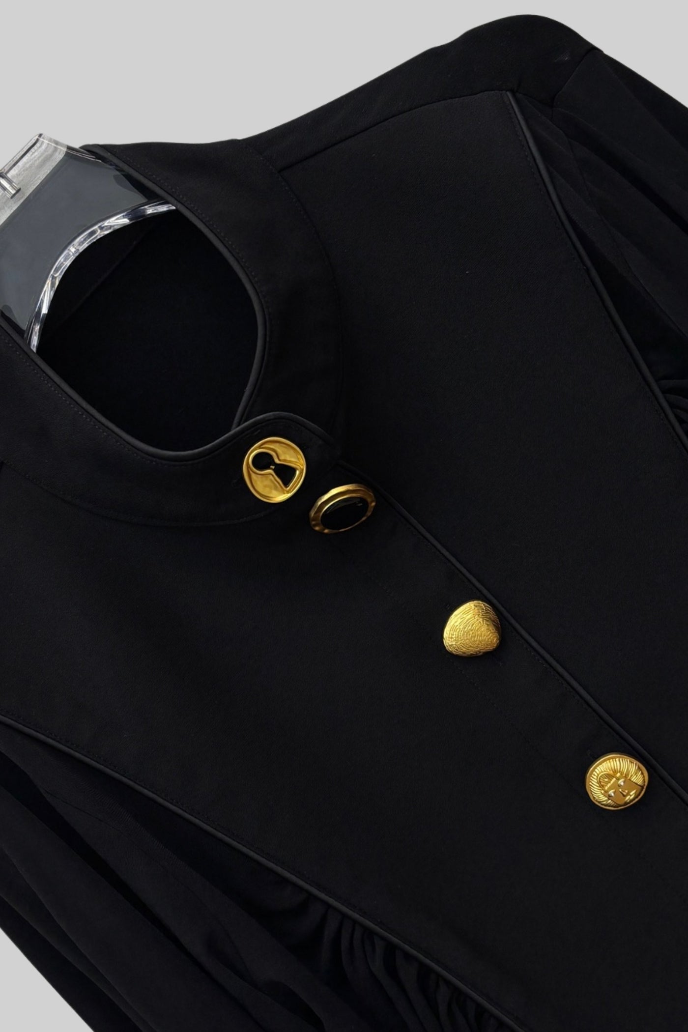 Drapiertes Maxikleid mit goldenen Statement-Knöpfen – Schwarz