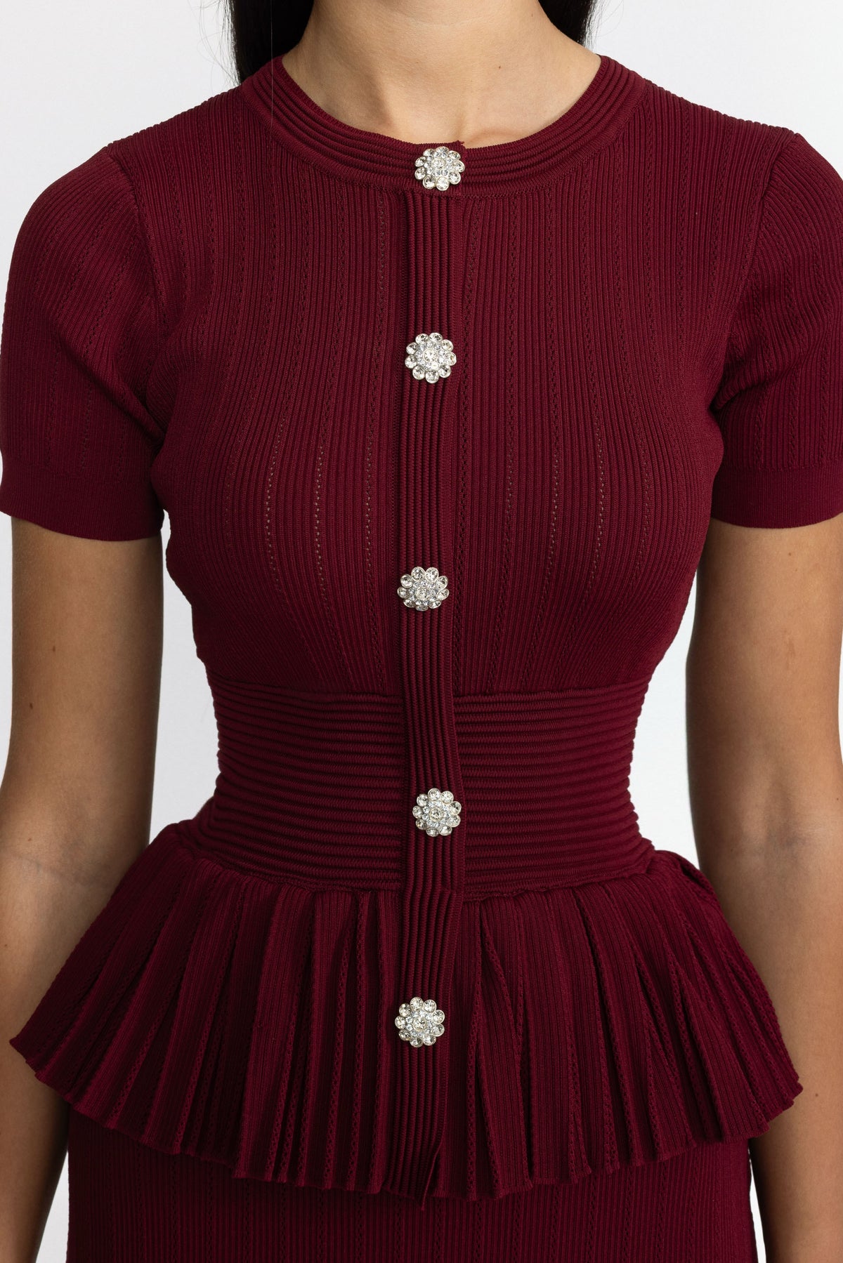 Plissiertes Strick-Midikleid in Bleistiftform mit Schößchen – Weinrot