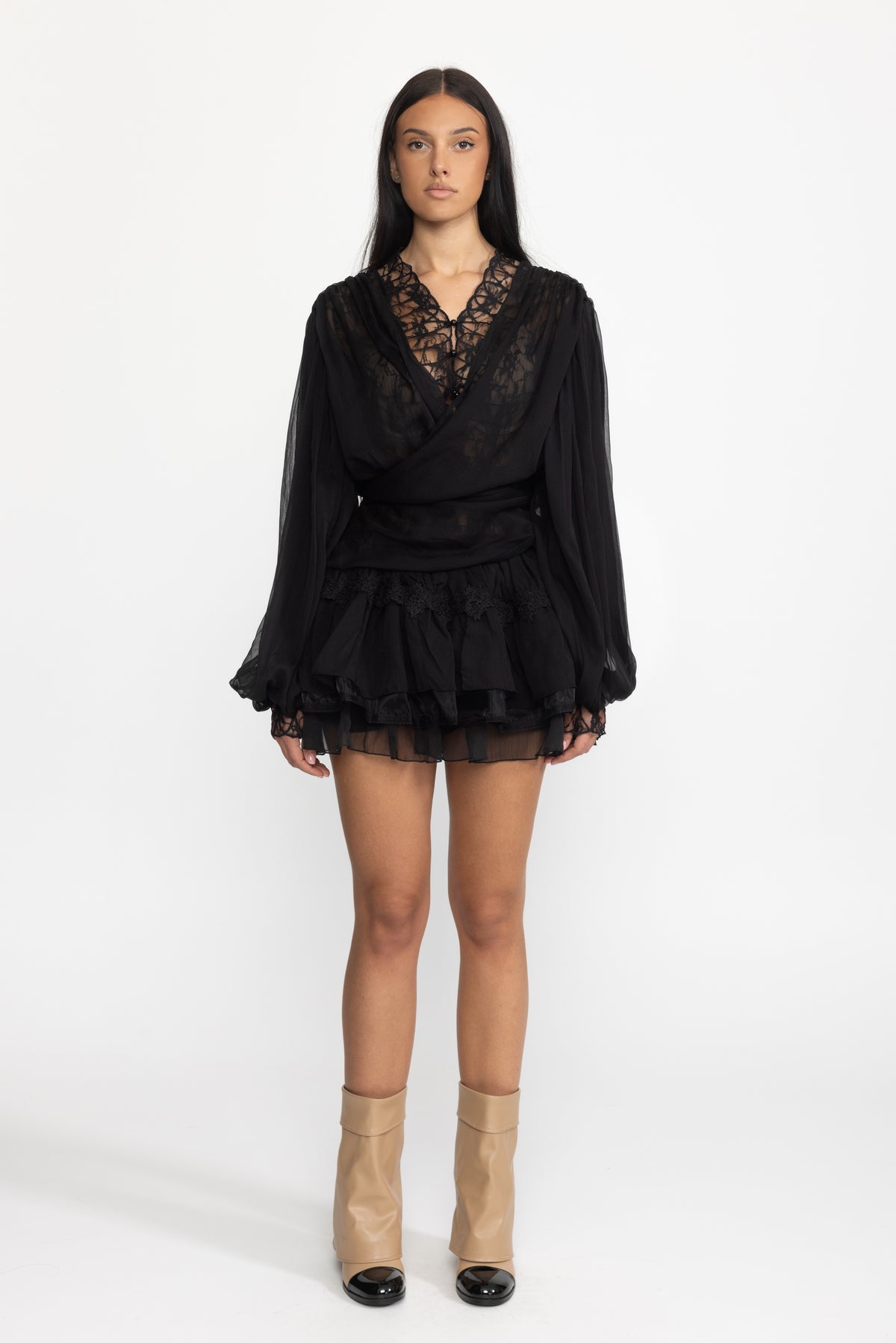 Zweiteiliges Set aus Chiffon-Wickelbluse mit Spitzeneinsatz und Minirock mit Rüschen - Schwarz