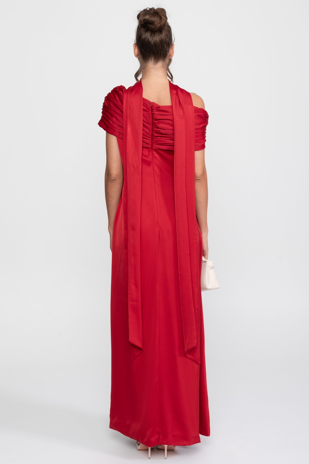 Ein Schulterfreies, Drapiertes Satin-Abendkleid Mit Raffierter Wickeloptik – Rot