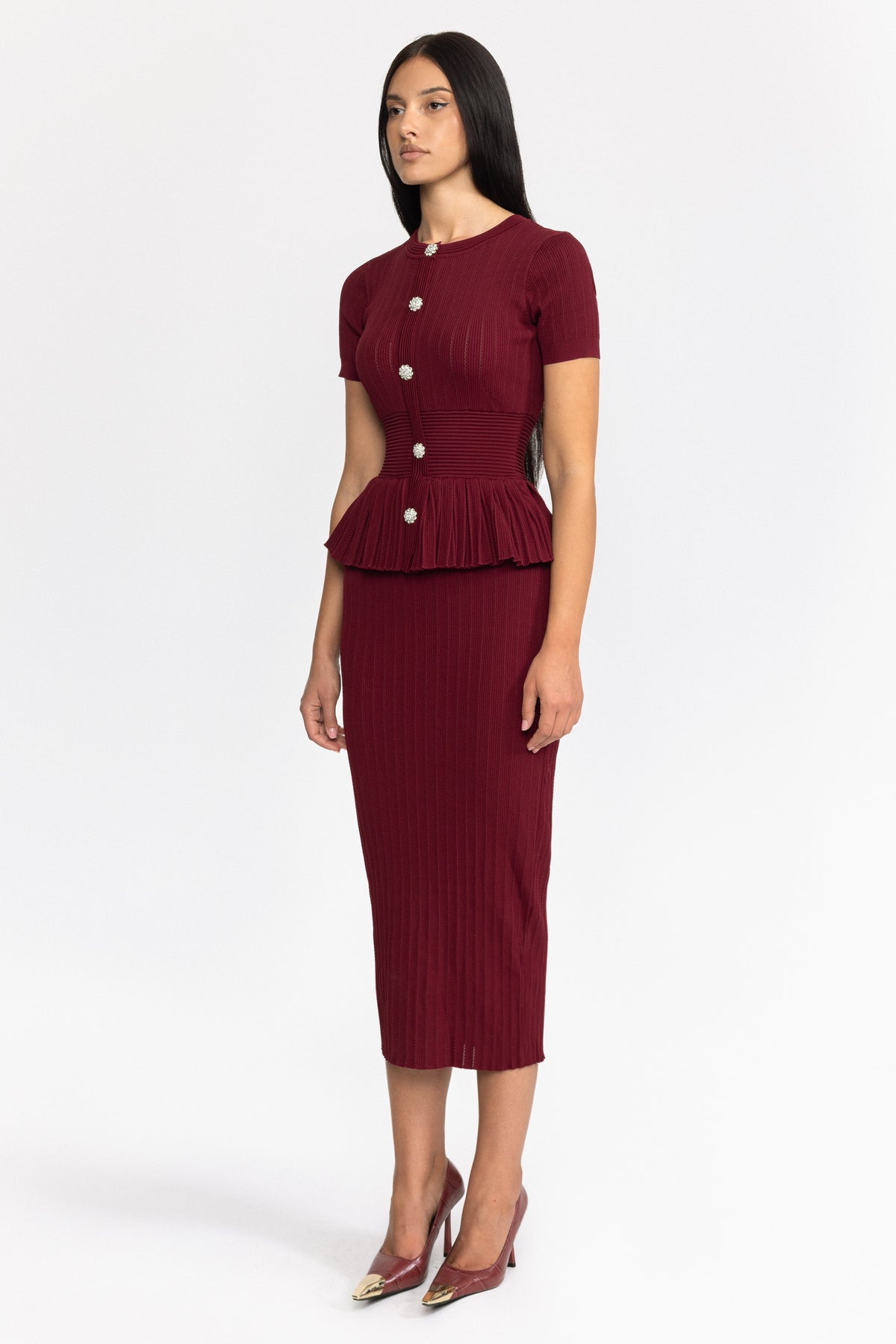 Plissiertes Strick-Midikleid in Bleistiftform mit Schößchen – Weinrot