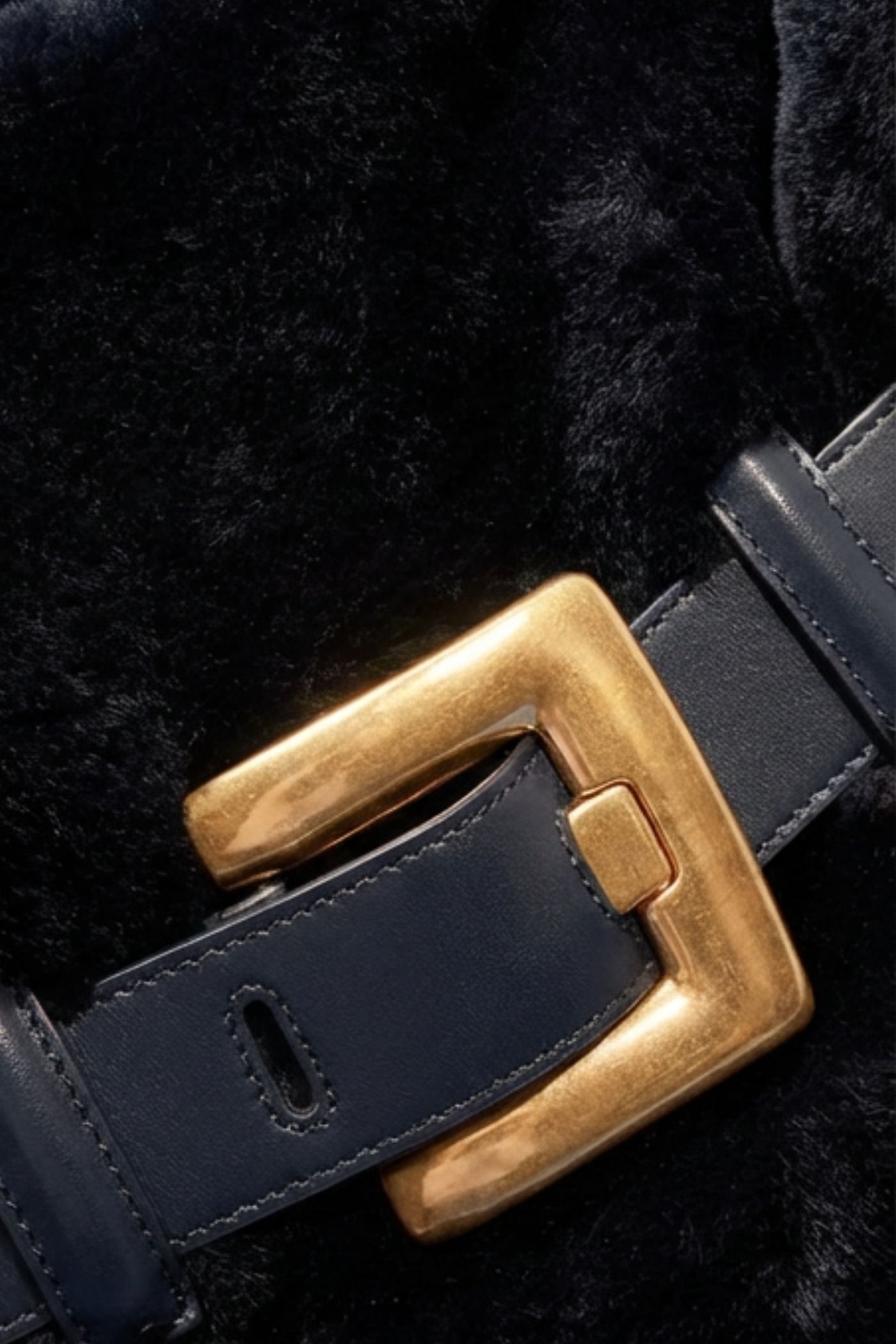 Kunstpelz-Handtasche mit Gürtel-Schnallendetail – Schwarz