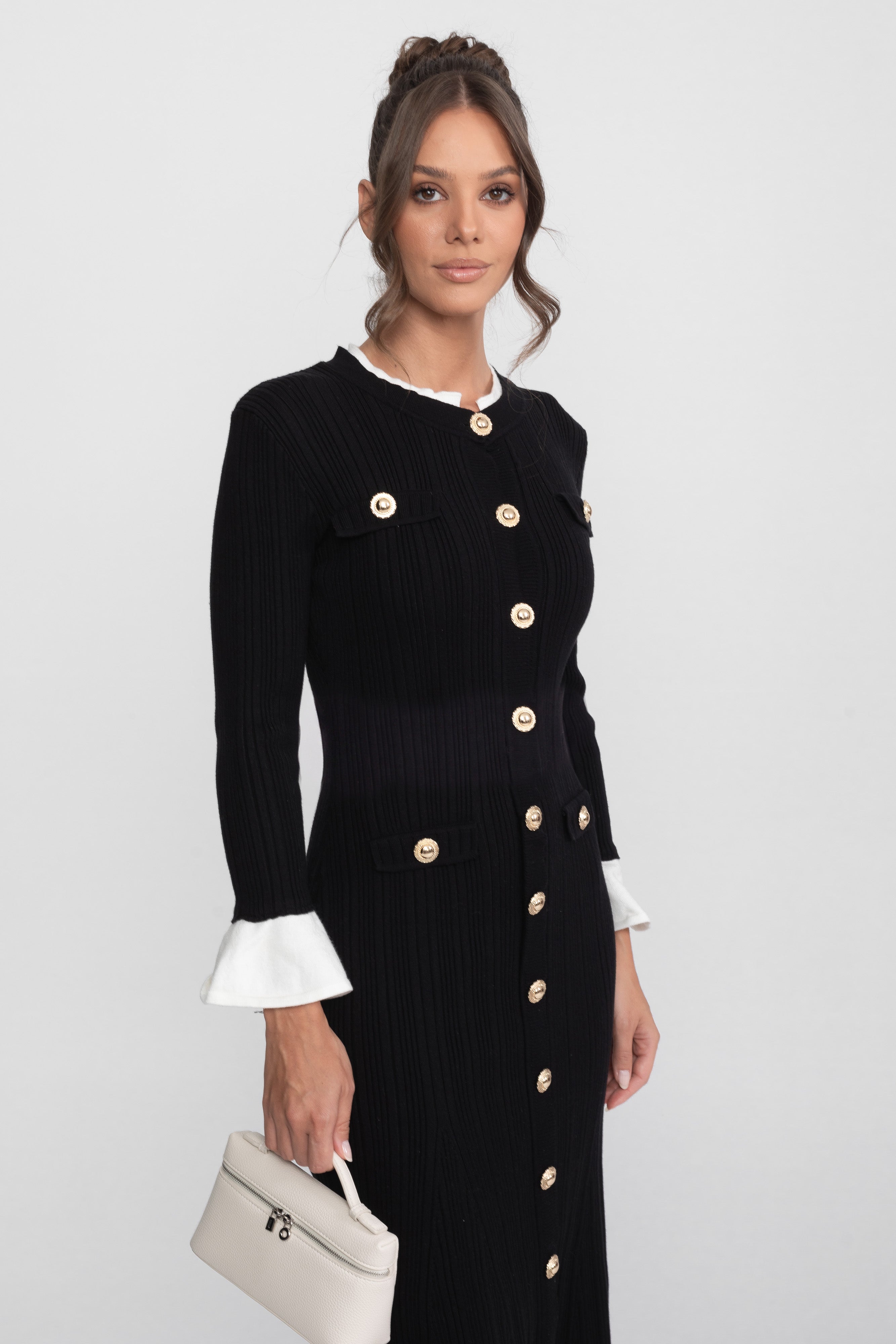 Geripptes Strick-Midi-Kleid mit weißen Manschetten und Kragen - Schwarz