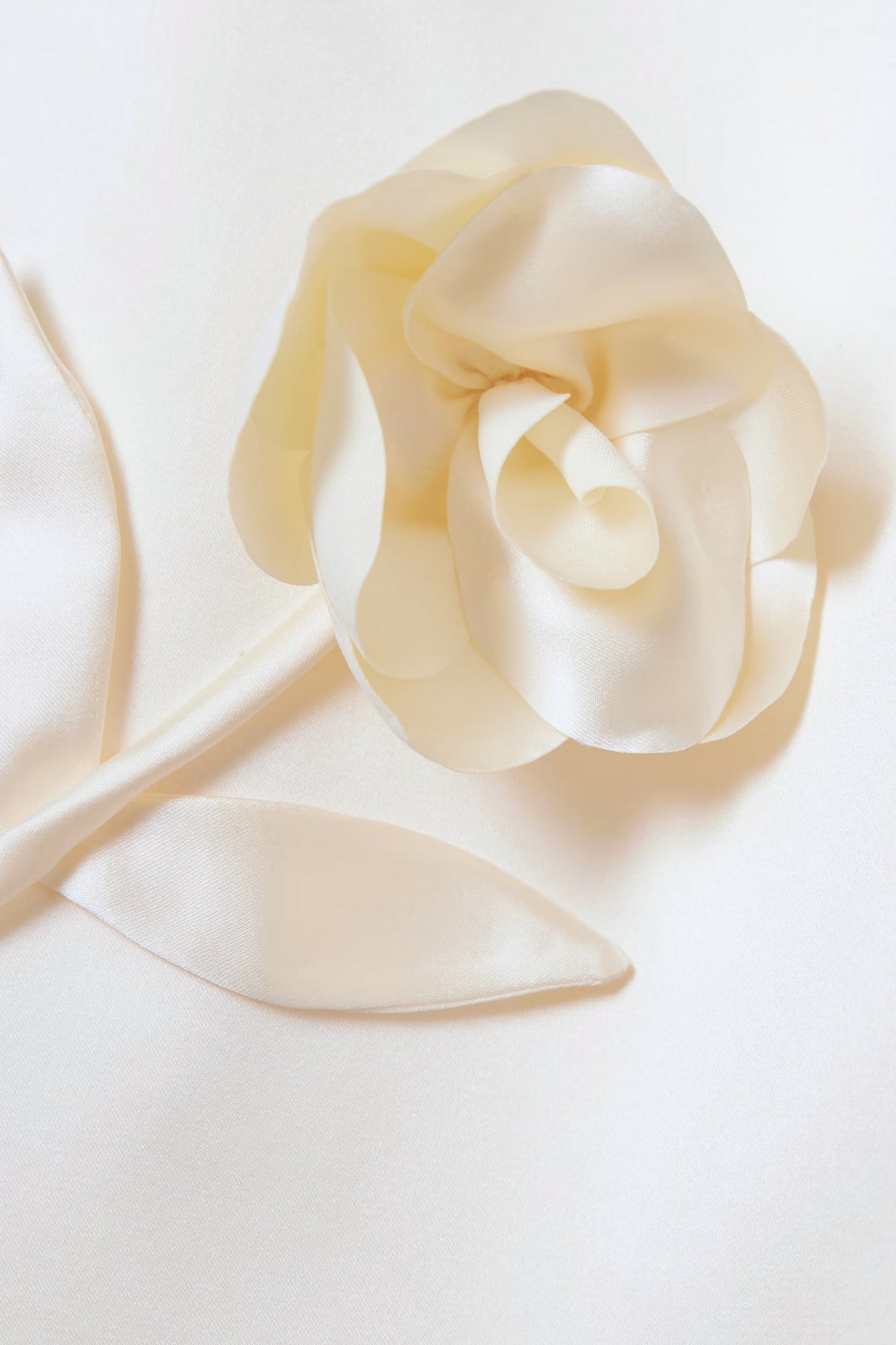 Satin-Minikleid mit 3D-Blumenapplikationen - Ivoire