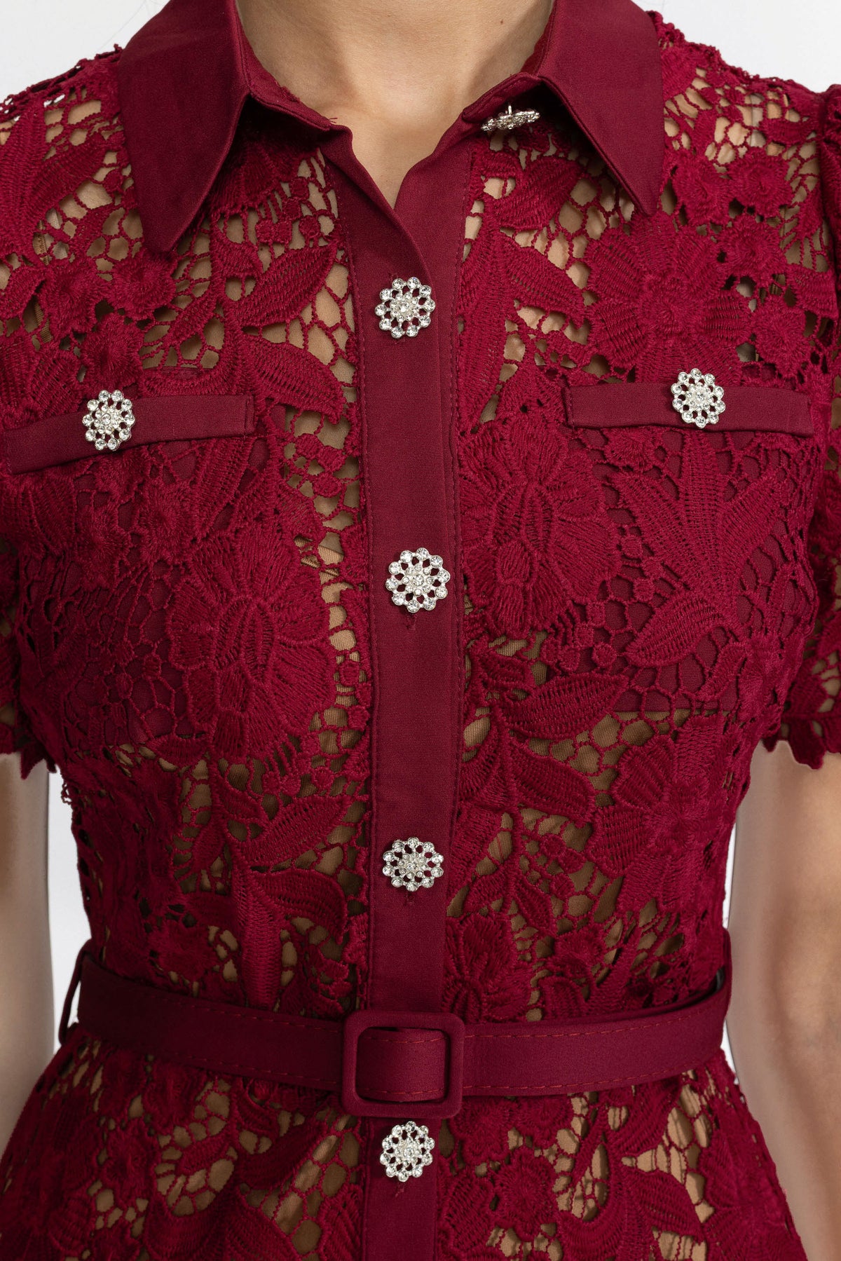 Midi-Hemdblusenkleid aus Guipure-Spitze mit Kristallknöpfen – Weinrot