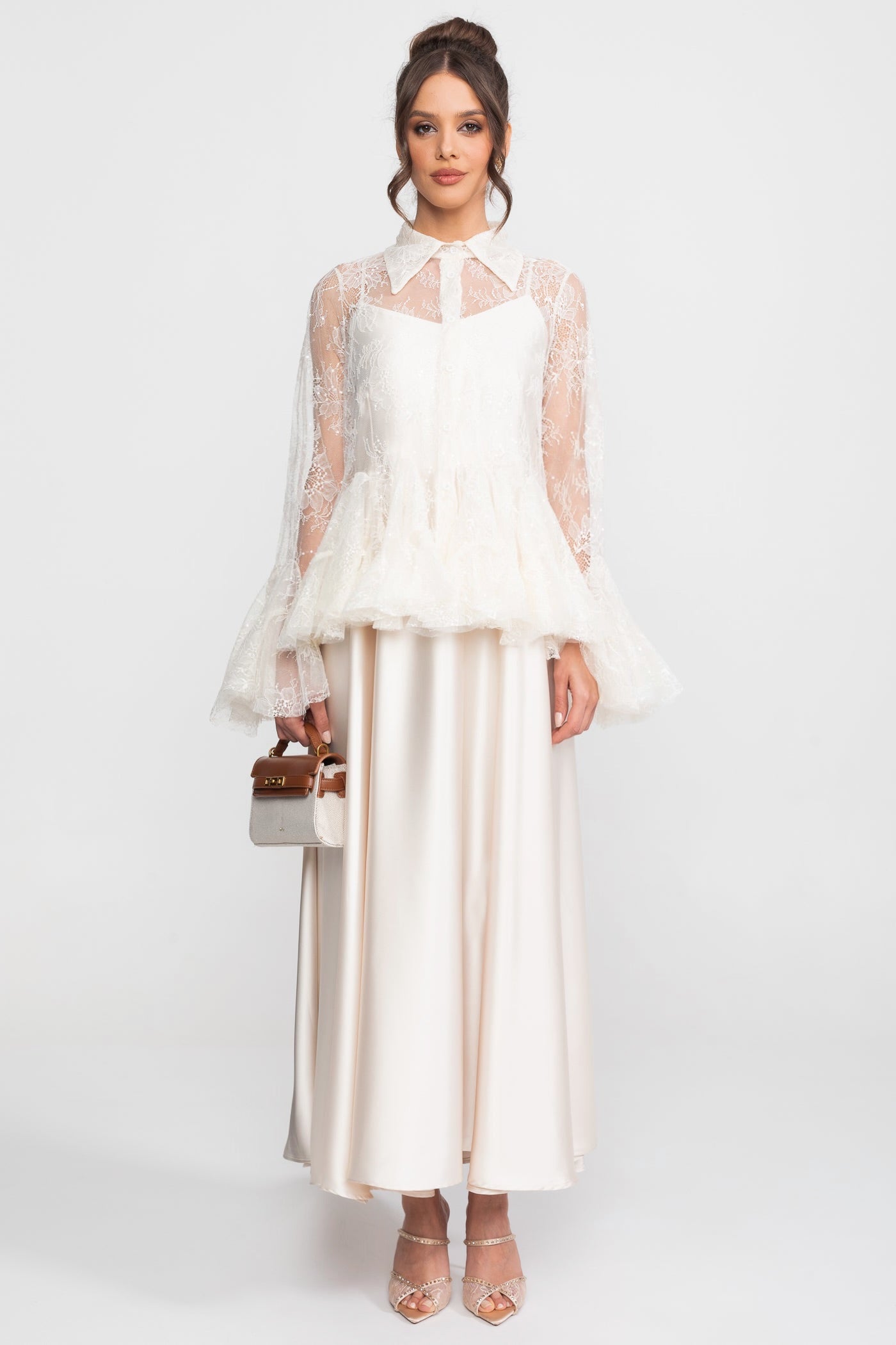 Transparente Spitzen-Peplum-Bluse mit Rüschen-Saum und Satin-Maxirock - Ivoire