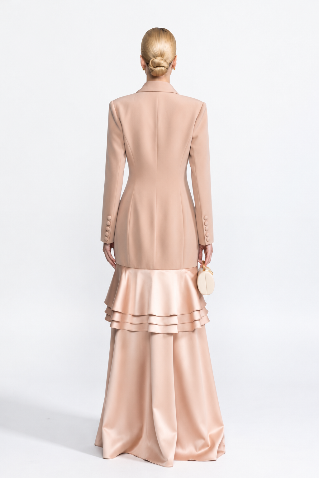 Maxikleid aus Satin mit Volantsaum und doppelreihiger Blazer-Front - Beige