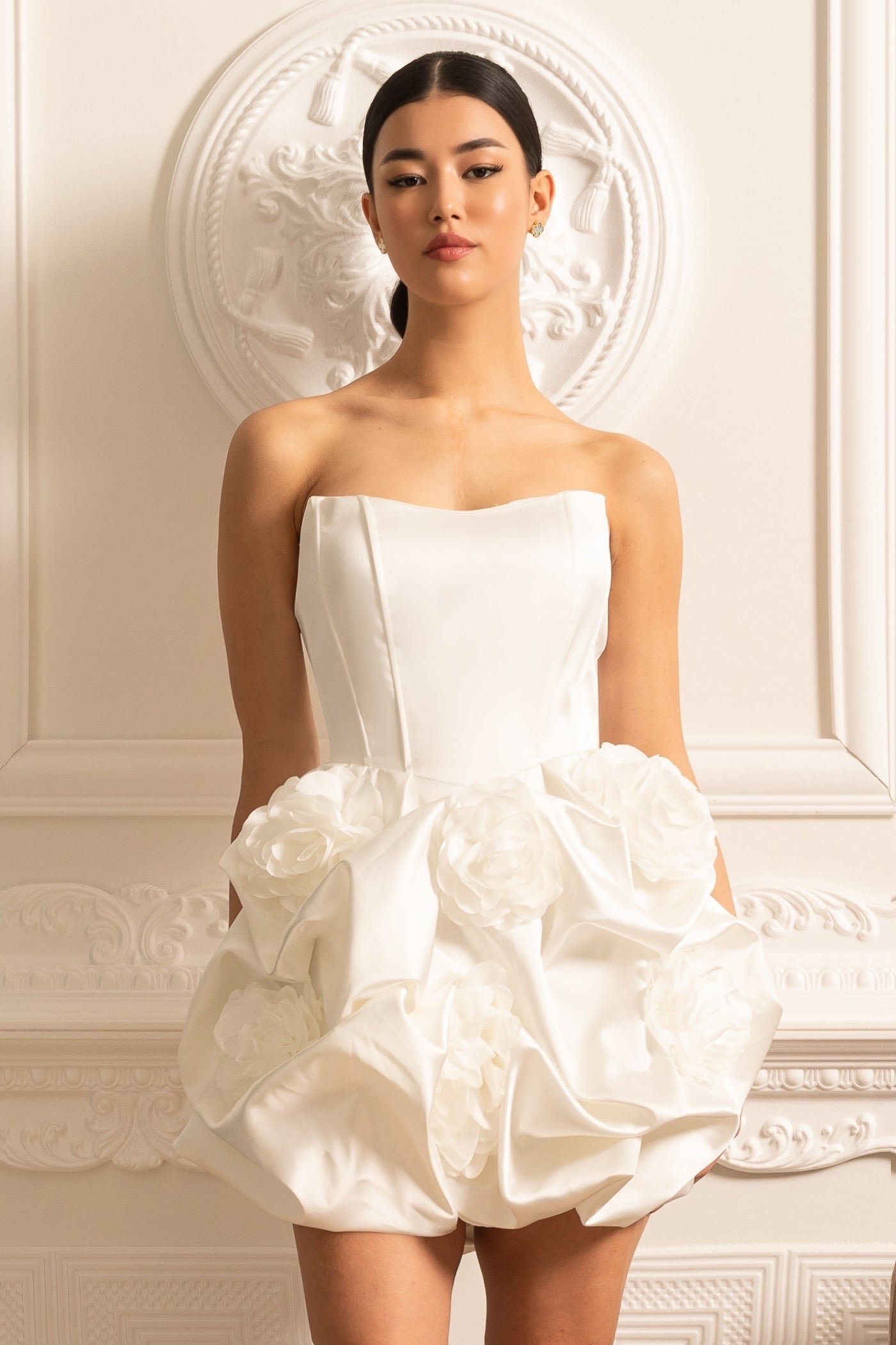 Satin-Minikleid mit gerafftem Stoff, floraler Minirock - Weiß