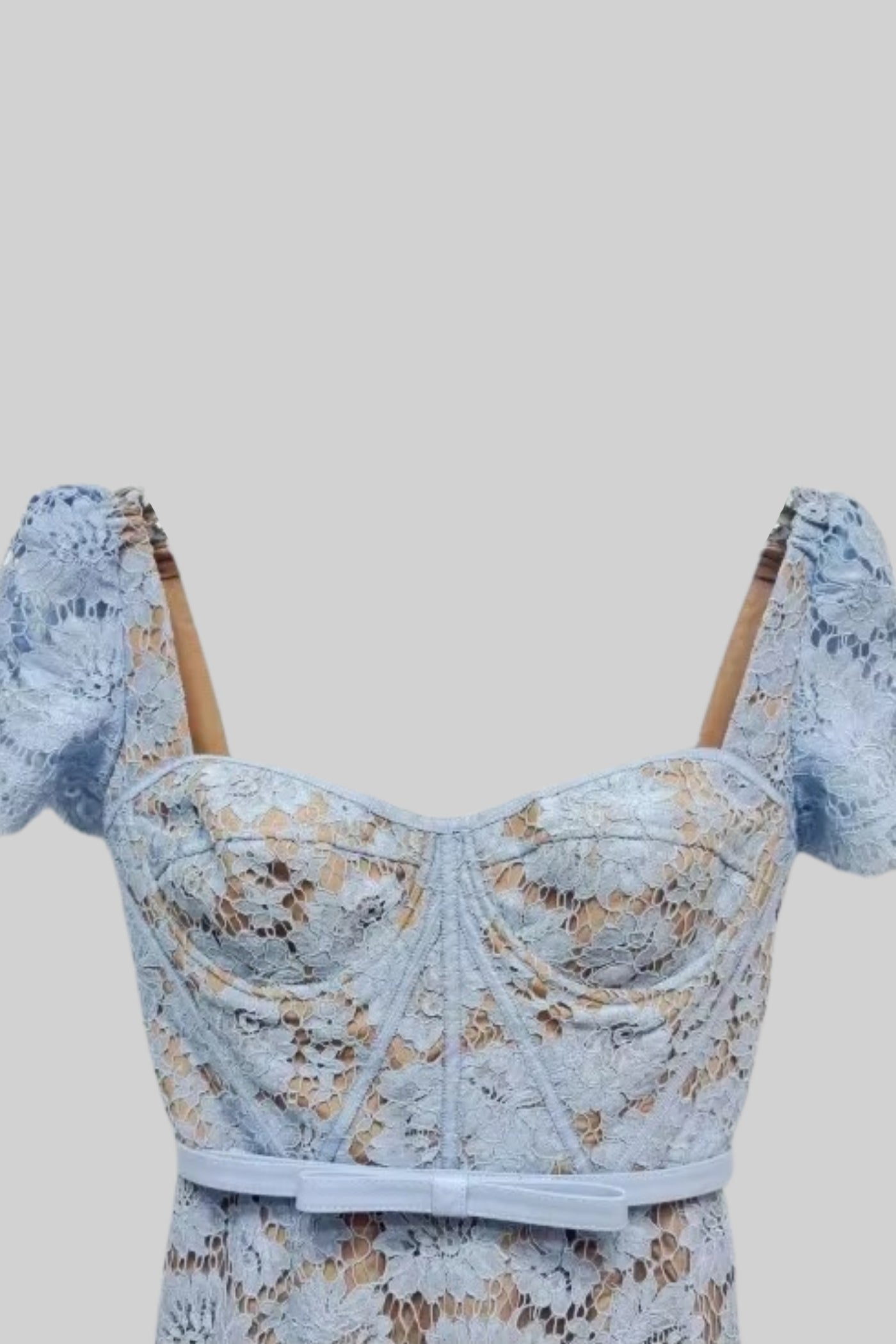 Kurzärmeliges Spitzenkleid mit zartem, passendem Taillengürtel – Blau