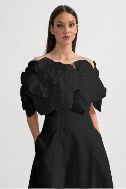 Off-Shoulder-Midikleid mit großen floralen Stoffakzenten – Schwarz