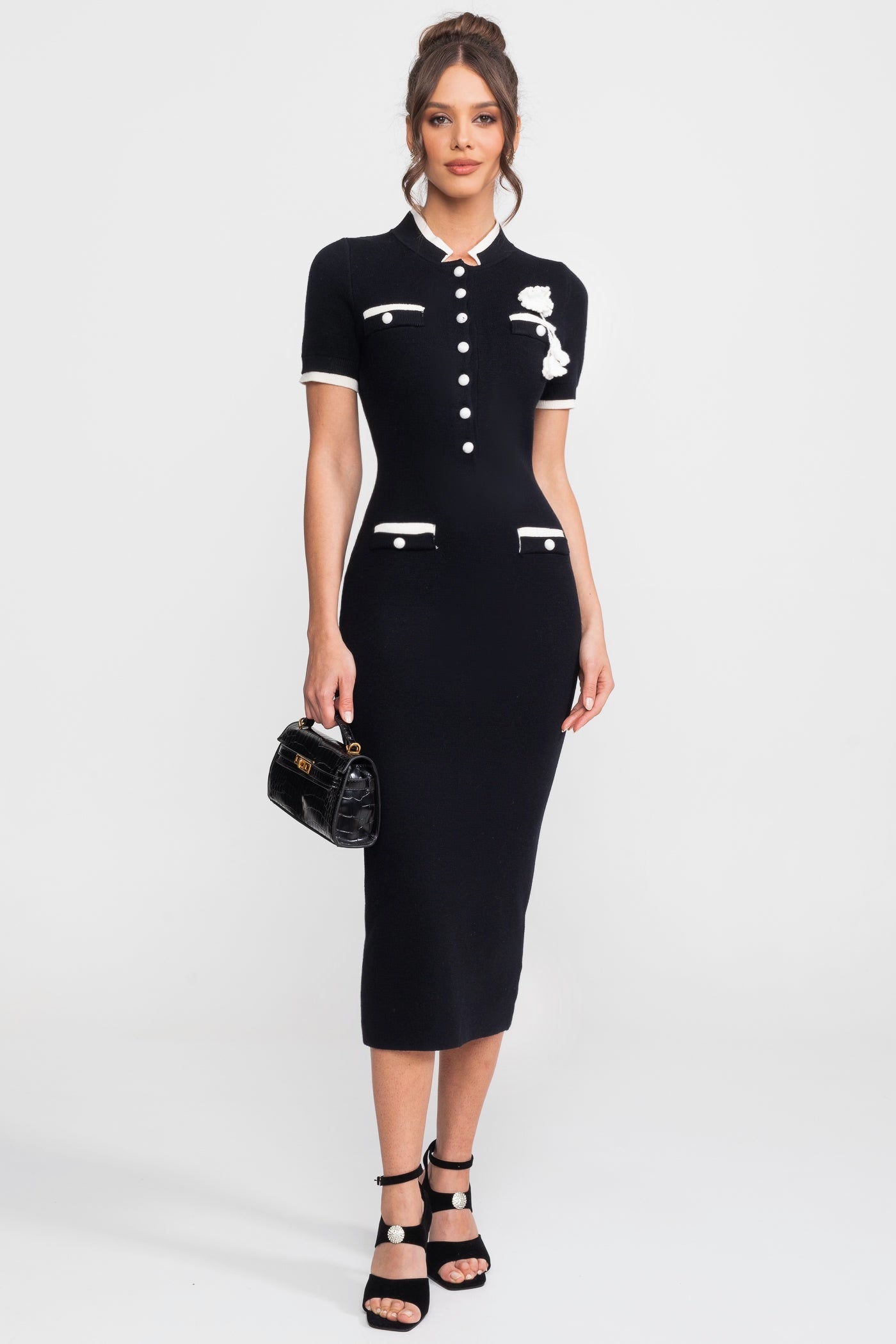 Geripptes Strick-Midi-Kleid mit kontrastierender Borte und dekorativen Taschen - Schwarz