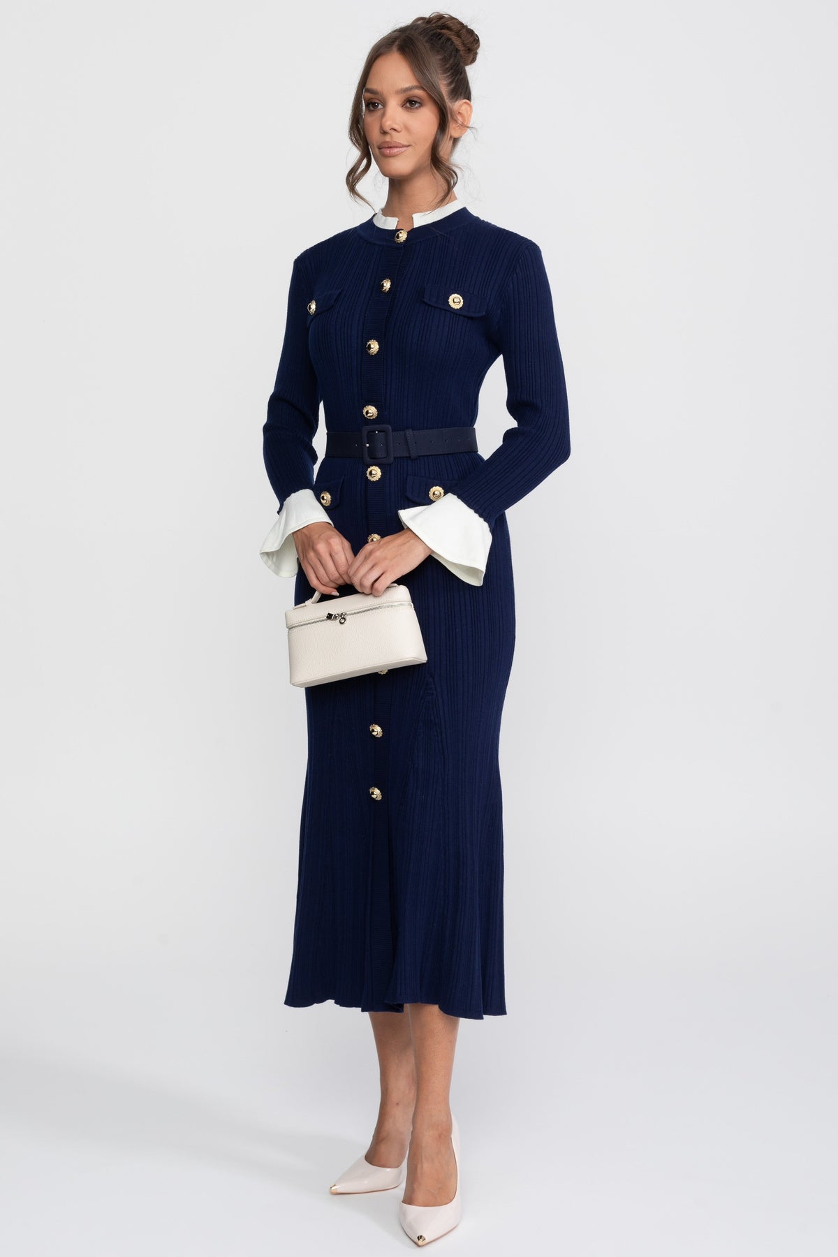 Geripptes Strick-Midikleid mit Gürtel, weißen Manschetten und Kragen - Navy