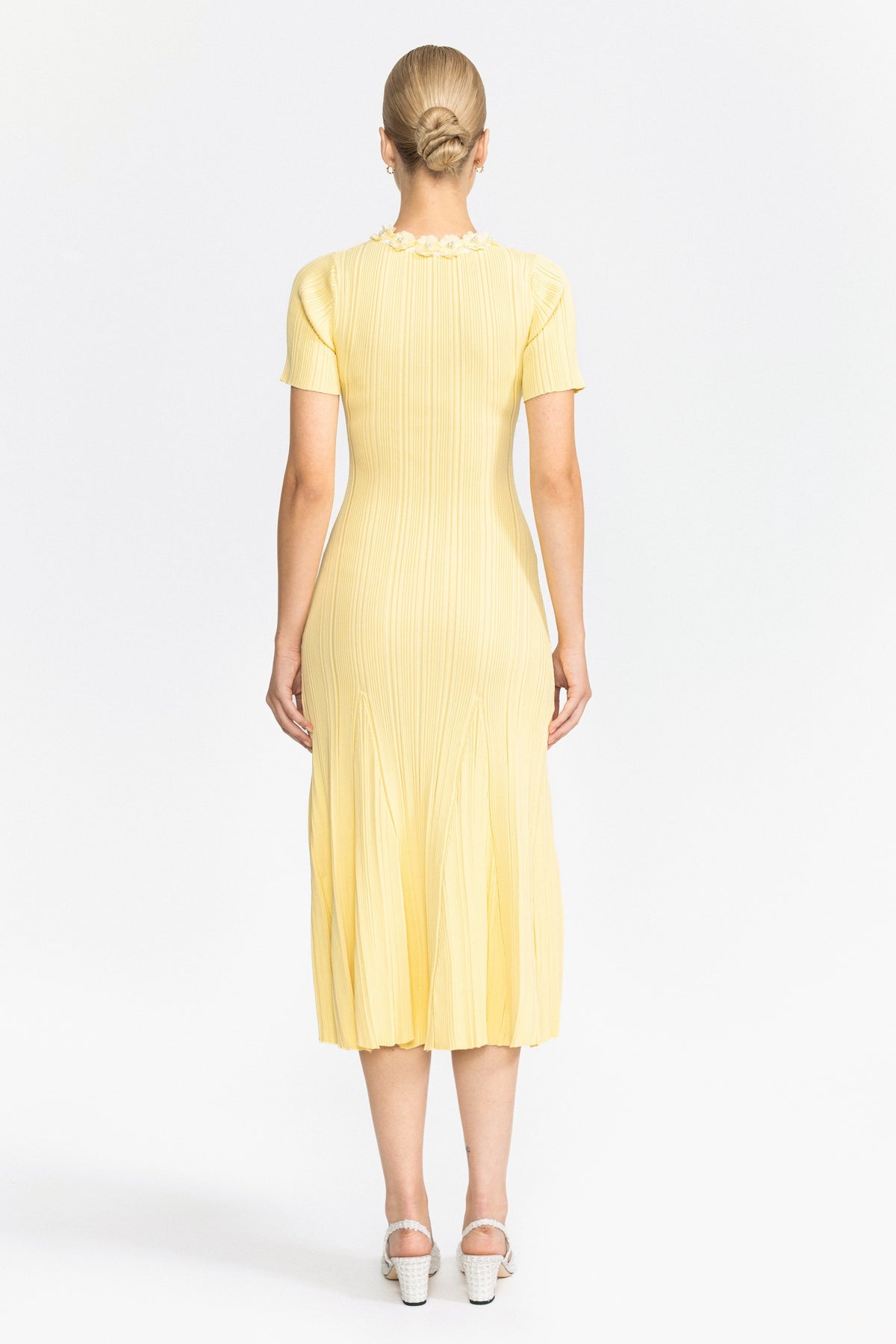 Geripptes Midikleid aus Strick mit Blumenapplikation – Gelb